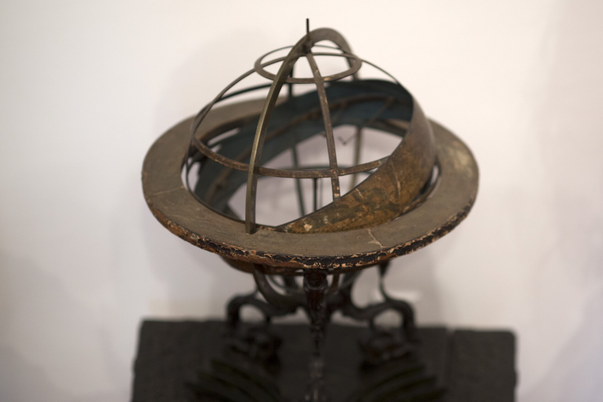 Fotografia barwna przedstawiająca Sfere armilarną - urządzenie astronomiczne służące do wyznaczania współrzędnych równikowych i ekliptycznych.