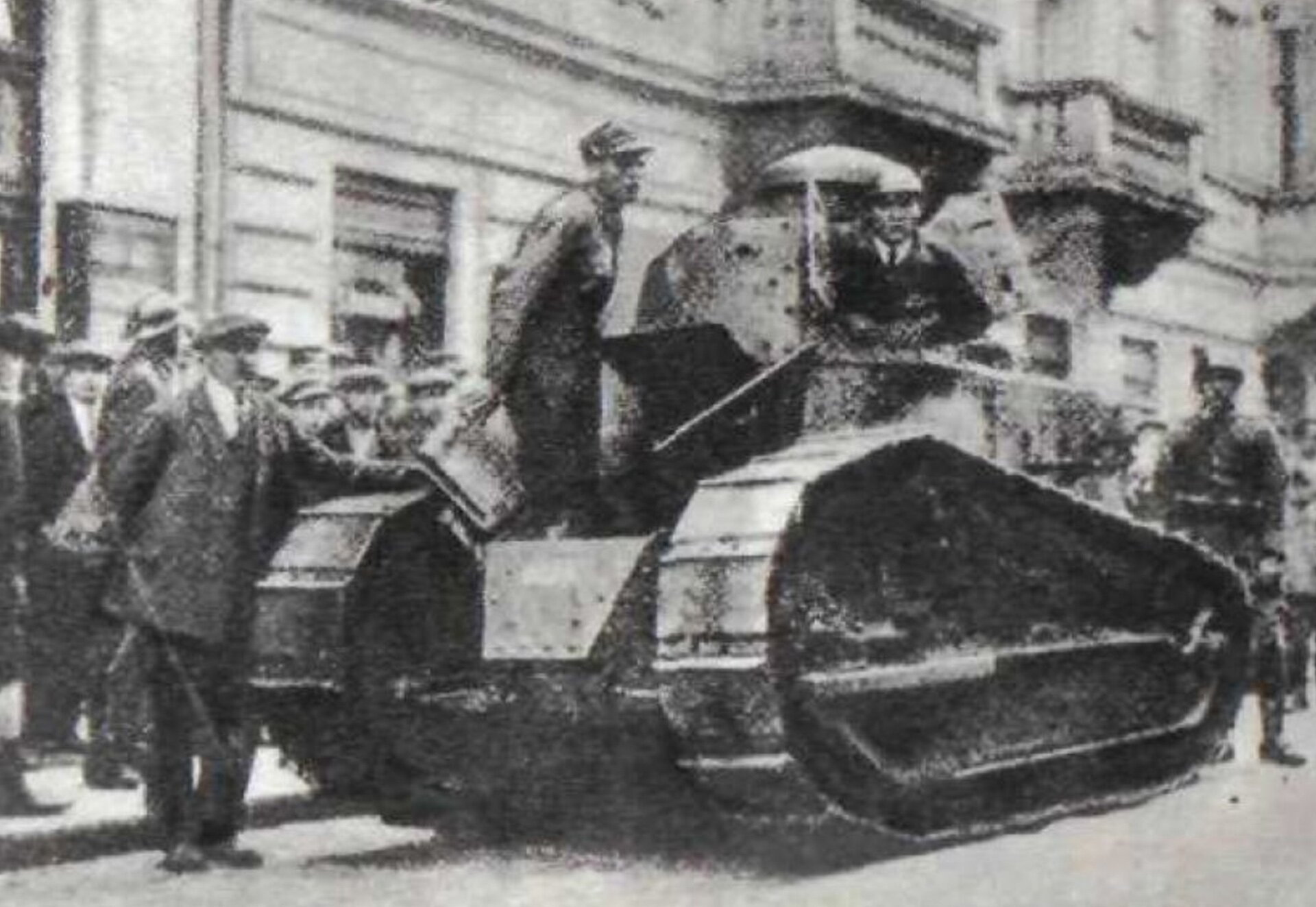 Fotografia czarno-biała przedstawiająca walki podczas majowego zamachu stanu.