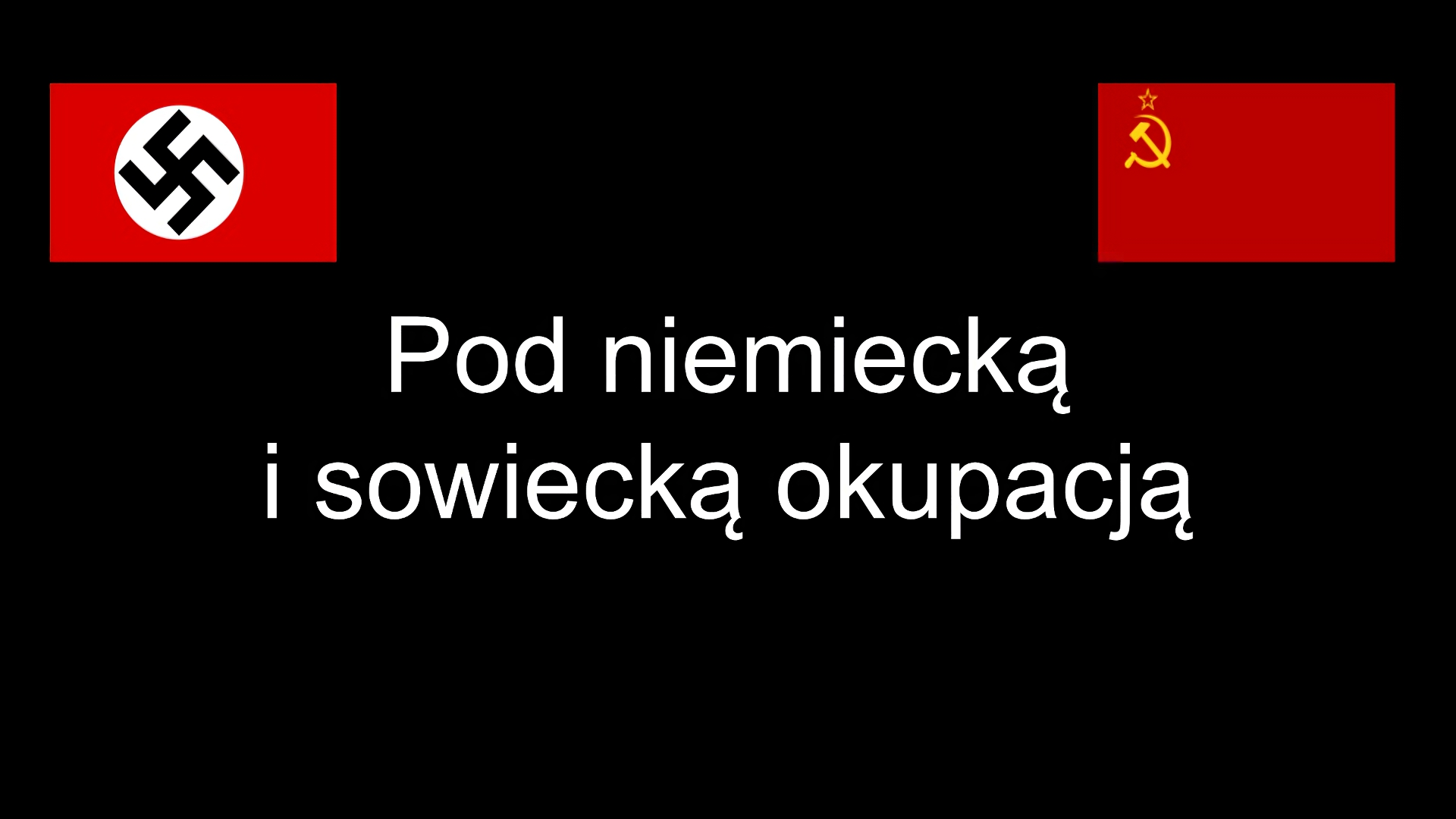 Plansza przedstawia slajd tytułowy o nazwie „Pod niemiecką i sowiecką okupacją”. Napis znajduje się na środku planszy. W górnym lewym rogu planszy jest flaga III Rzeszy w postaci czarnej swastyki na białym otoku, zlokalizowanym na czerwonym polu. W górnym prawym rogu planszy jest flaga Związku Sowieckiego w postaci pięcioramiennej, złotej gwiazdy nad skrzyżowanymi ze sobą: złotym sierpem i młotem. Sowieckie symbole położone są na czerwonym polu.