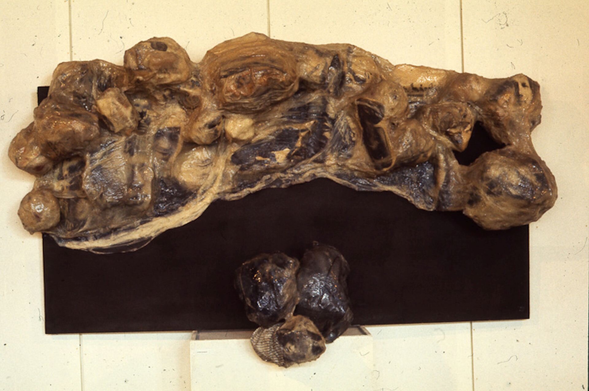 Zdjęcie przedstawia rzeźbę Aliny Szapocznikowej Pogrzeb Aliny.