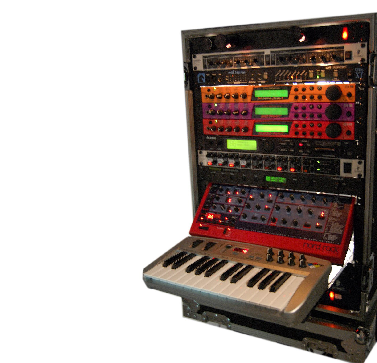 Na zdjęciu znajduje się konsola MIDI. W jej górnej części znajdują się pokrętła, a w dolnej klawisze.