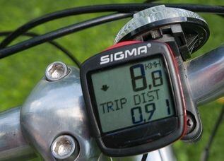Licznik rowerowy wyświetlający aktualną prędkość 8,8 kilometra na godzinę  i przejechany dystans 0,91 kilometra.