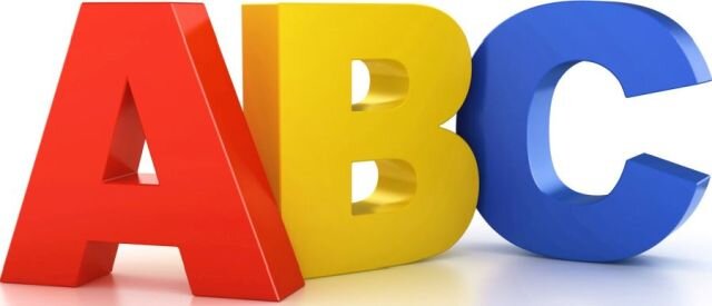 Ilustracja przedstawia trzy wielkie litery alfabetu: A,B i C. Litery są przestrzenne, wyglądają jak duże klocki, każda jest w innym kolorze podstawowym: A - jest czerwona, gorąca, B - żółta, ciepła,, C - niebieska, zimna. Litery stoją na płaszczyźnie lekko zwrócone w boki, dotykają się krawędziami.