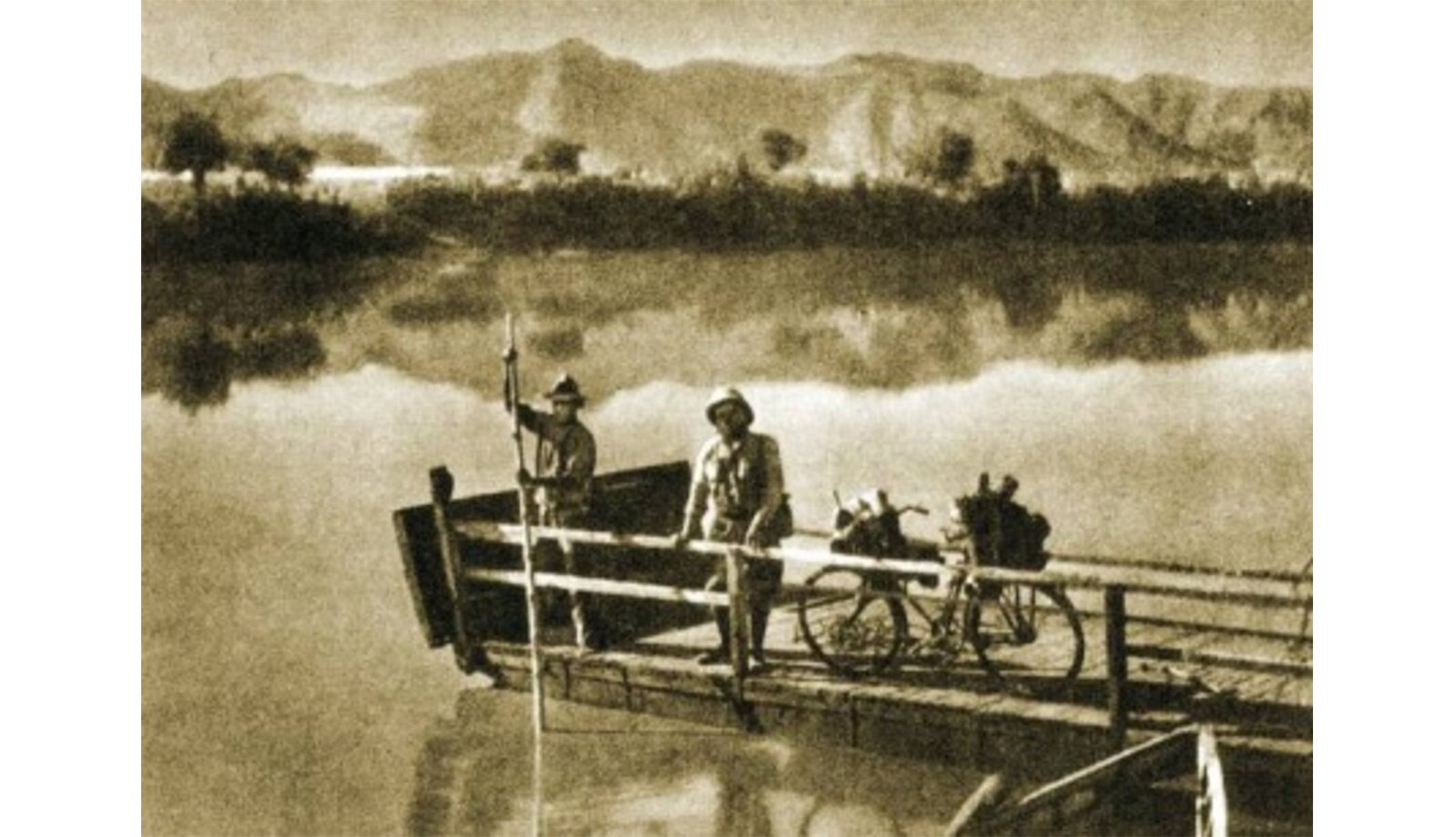 Zdjęcie przedstawiające ludzi na tratwie. Utrzymane w sepii. W tle widać góry i drzewa. Ludzie ubrani są w stroje chroniące przed afrykańskim słońcem. Razem z nimi na tratwie jest rower.