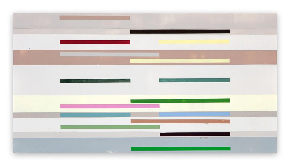 Obraz przedstawia zbiór kolorowych, poziomych linii. Kilka linii jest grubszych i biegnie przez całą szerokość obrazu, natomiast pozostałe są równej grubości, lecz mają różną długość. Początek wszystkich linii o tej samej grubości jest na tej samej wysokości, tak samo koniec każdej linii jest na tej samej wysokości, co daje wrażenie wyjustowania tekstu. Kolory są w większości stonowane, użyto między innymi zieleni, niebieskiego, czarnego, bordo czy jasnego żółtego.