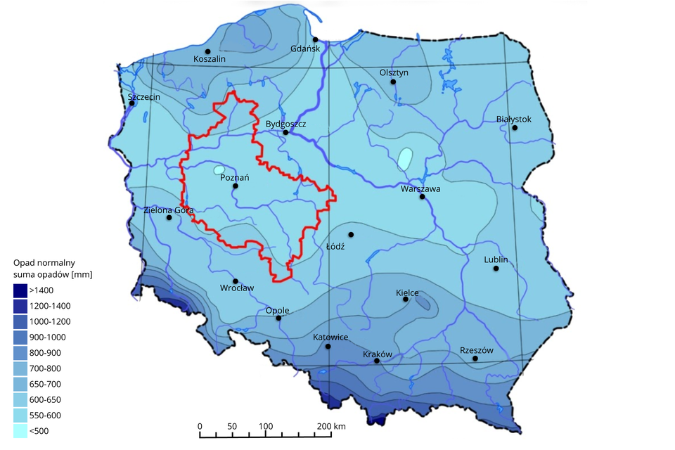 Na mapie Polski zaznaczono odcieniami koloru niebieskiego średnie sumy opadu w latach 1971‑2000. Na mapie Polski czerwonym konturem zaznaczono województwo wielkopolskie. W województwie wielkopolskim suma opadów wynosi około 700 do 800 milimetrów. Na północ od Poznania zaznaczono niewielki obszar, na którym suma opadów wynosi mniej niż 500 milimetrów. Na mapie Polski drugie takie miejsce z niską sumą opadów - poniżej 500 milimetrów - występuje na północ od Warszawy. Największa suma opadów przypada na południu województwa dolnośląskiego, na południu województwa śląskiego i małopolskiego, czyli w górach - tam suma opadów wynosi od 1200 do 1400 milimetrów. W województwie małopolskim w Tatrach suma opadów może przekraczać 1400 milimetrów. Z mapy można odczytać, że najmniejsze opady występują w centralnym pasie Polski ze wschodu na zachód, wyższe opady są na południu oraz na północy kraju. 