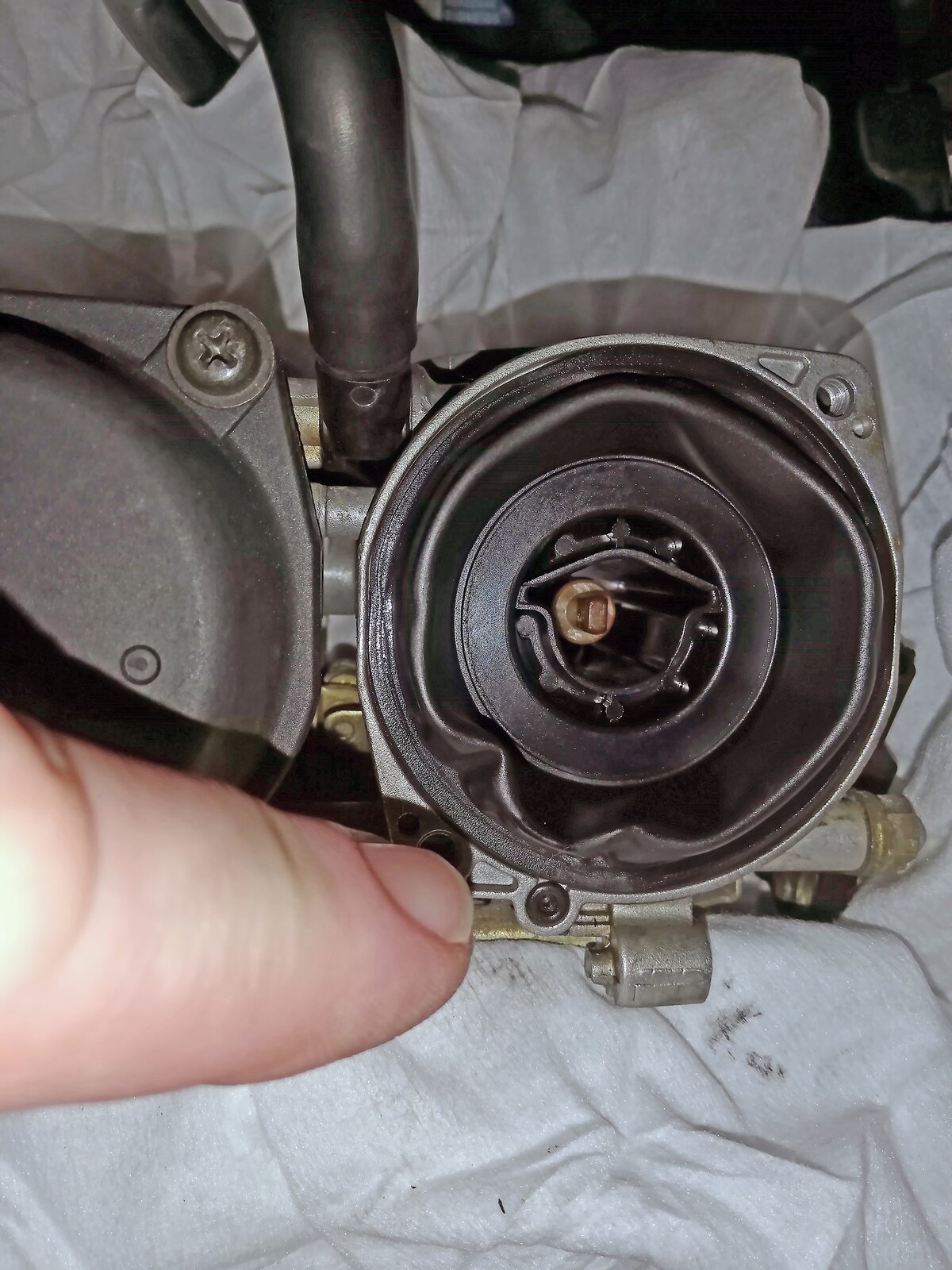 Na ekranie przedstawiono obudowę gaźnika.