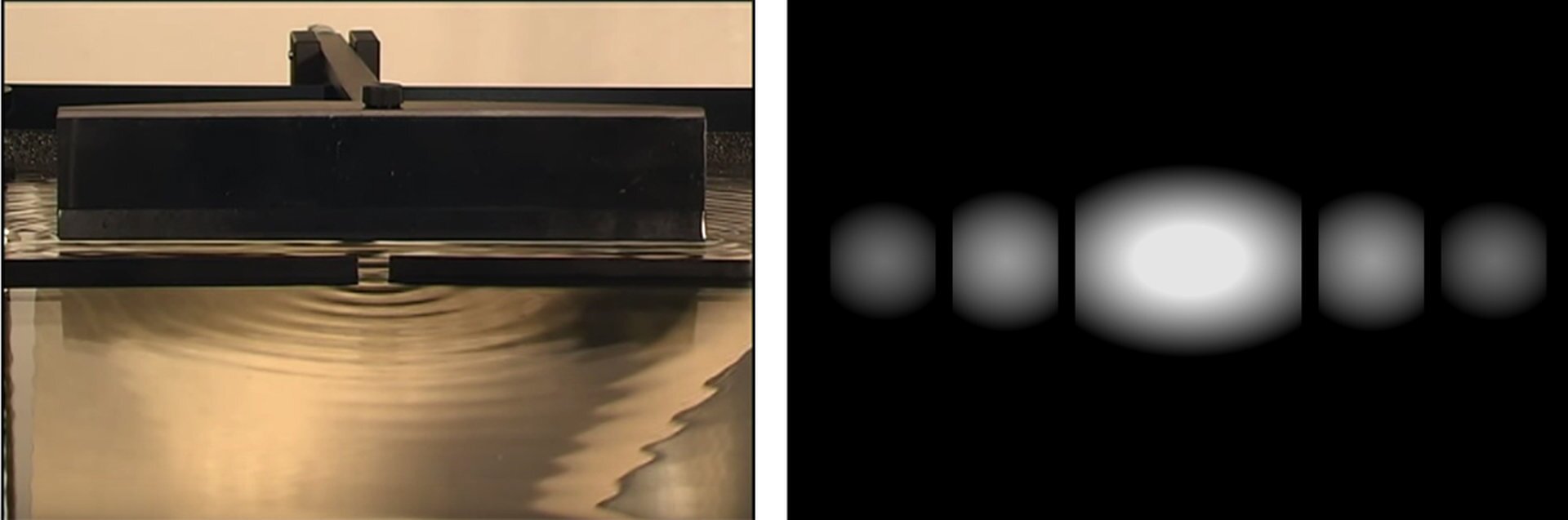 Rys. 2. a) to czarno‑biała fotografia efektu powstawania fali kolistej na wodzie podczas przejścia fali płaskiej przez wąską szczelinę. Na tle jasnej ściany widać fragment zestawu doświadczalnego - pojemnik z wodą, na którego tylnej ściance umocowano element uderzający w powietrznię wody w rytmiczny sposób, dzięki czemu tworzy się fala płaska biegnąca w stronę obserwatora. Na drodze tej fali znajduje się przeszkoda z małą szczeliną. Fala przechodząc przez szczelinę zmienia kształt - widać półokręgi tworzące się po drugiej stronie przeszkody. Rys. 2.b) przedstawia zdjęcie efektu otrzymanego na ekranie po przejściu światła przez szczelinę. Na czarnym tle widać zestaw pięciu jasnych plamek, o rozmywających się konturach. Centralna plamka jest największa i najjaśniejsza. Symetrycznie po obu stronach plamki centralnej widać mniejsze i coraz mniej intensywne plamki.