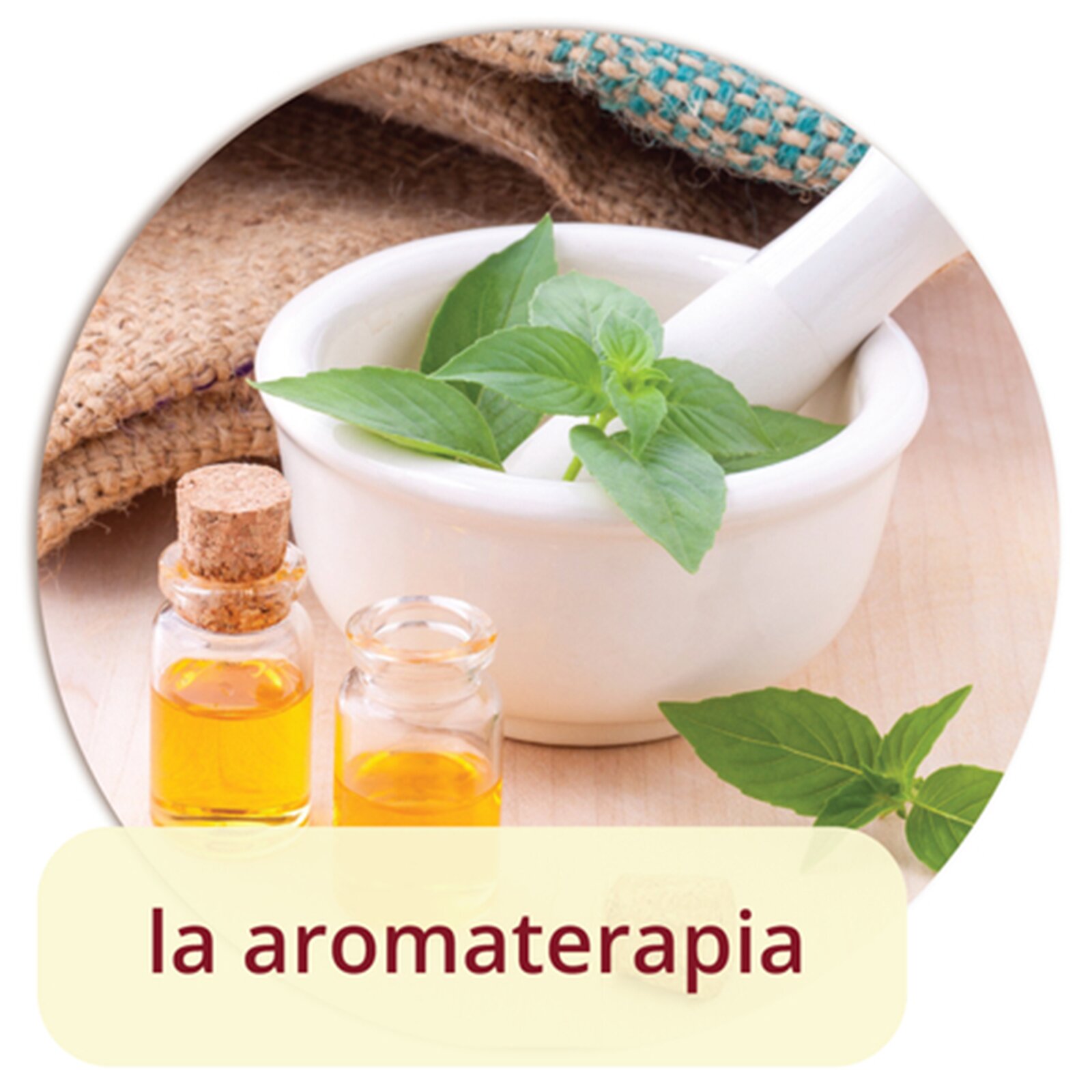 Na grafice widoczna jest miska, w której znajdują się liście ziół. Obok stoją dwie szklane butelki z olejkami.  Pod zdjęciem znajduje się napis la aromaterapia.