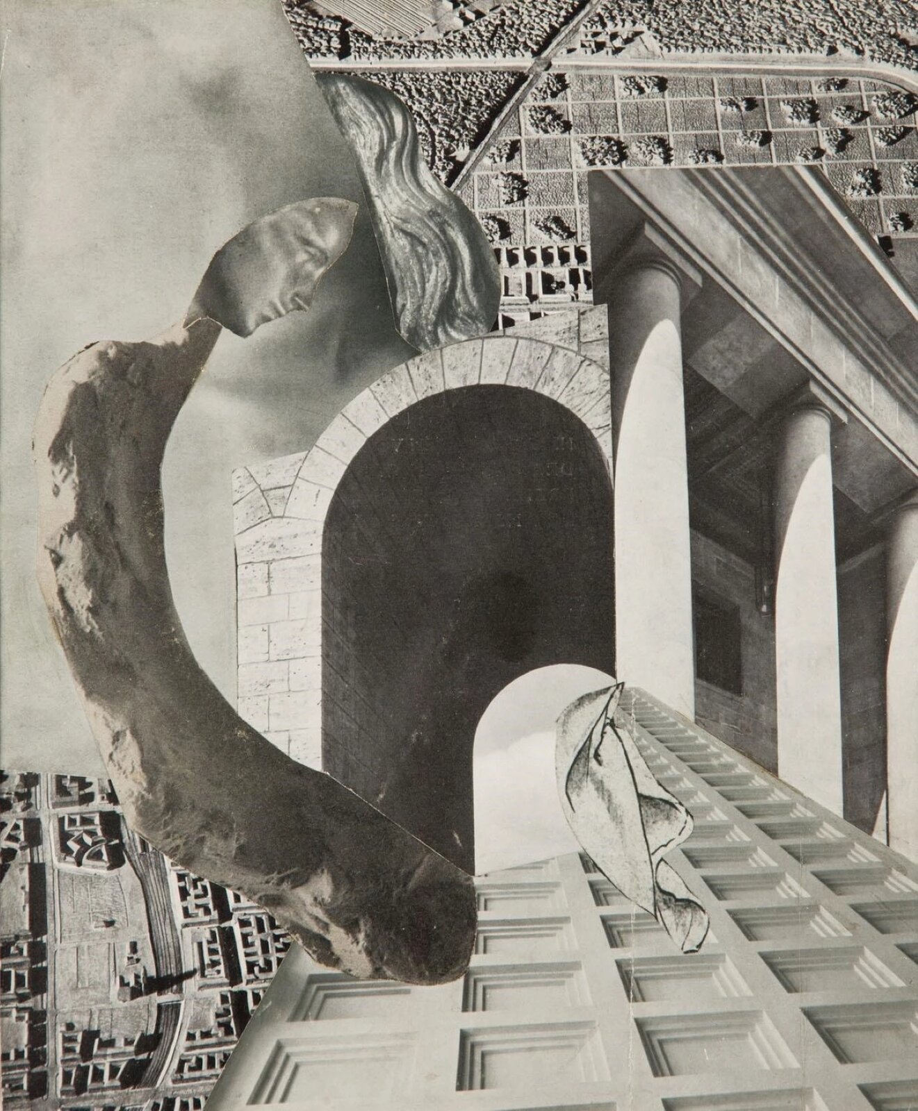 Praca autorstwa Aleksandra Krzywobłockiego pod tytułem „Kompozycja” przedstawia tytułową kompozycję składającą się z kilku zdjęć – fragment ściany, ręcznik, wjazd do tunelu zakończonego łukiem, fragment rzeźby, kolumnadę, widok na drogę z lotu ptaka. Tunel znajduje się pośrodku, a z lewej strony widać wygiętą w półokrąg podstawę rzeźby przedstawiającej twarz o delikatnych rysach. Pod nią widoczna jest droga oraz budynki ujęte z góry, a z prawej strony rząd kolumn. U góry, z prawej strony, widoczna jest kontynuacja widoku drogi oraz roślin. Wszystkie zdjęcia są w odcieniach czerni i bieli.