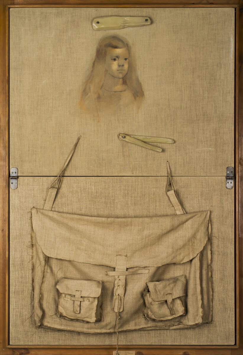 Ilustracja przedstawia obraz pt. „Infantka wedle Velazqueza z cyklu: Parsyflaże muzealne” autorstwa Tadeusza Kantora. Dzieło przedstawia tablicę ścienną, na której jest wyszkicowana dziewczynka w długich, rozpuszczonych włosach. Poniżej znajduje się szpic teczki szkolnej.