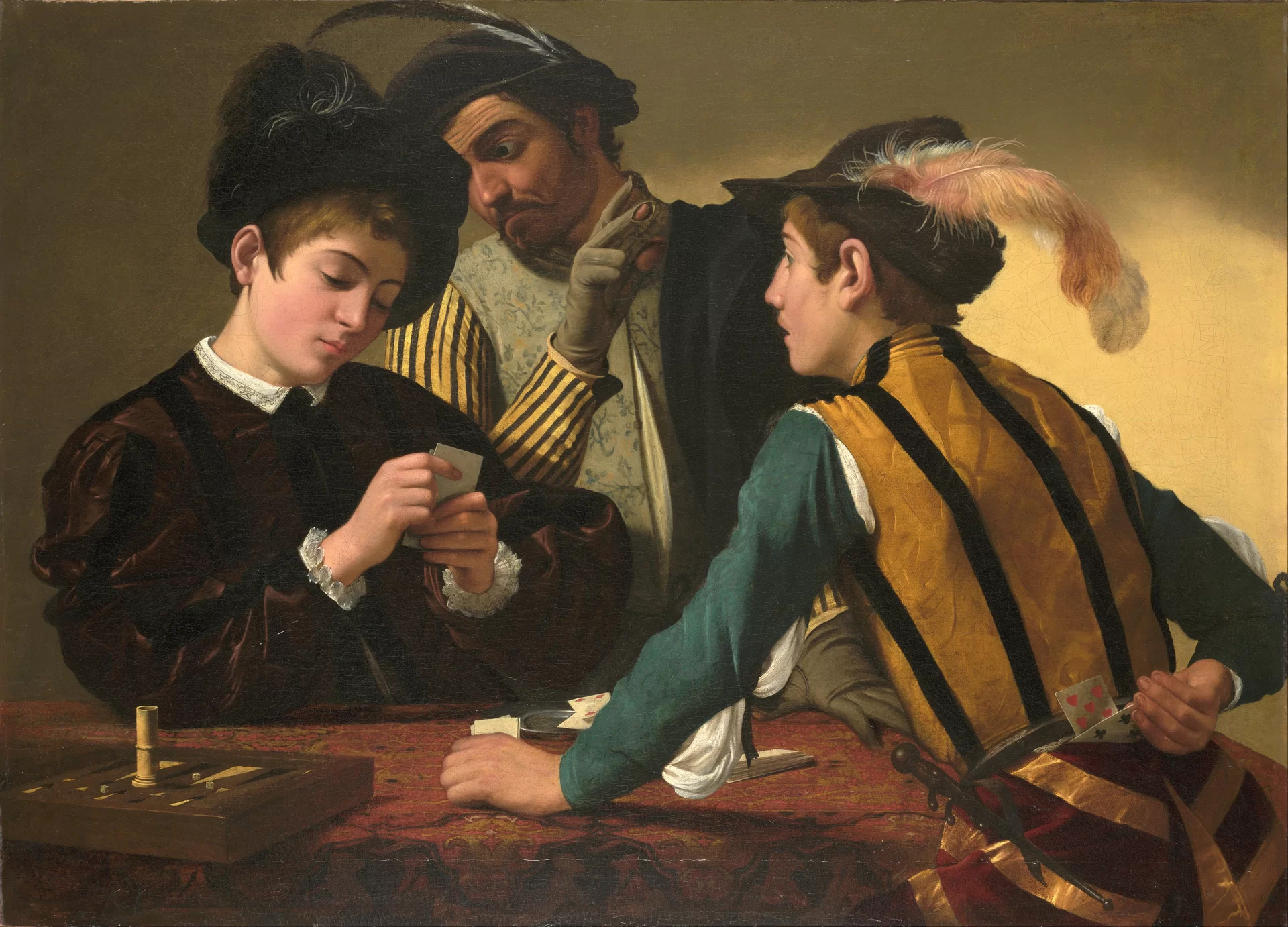 Ilustracja o kształcie poziomego prostokąta przedstawia obraz Caravaggia „Grający w karty (Oszuści karciani)”. Ukazuje trzech mężczyzn grających w karty. Wśród nich znajduje się oszust karciany, który ubrany jest w elegancki strój i kapelusz z piórem. Lewą ręką podpiera się o stół w prawej trzyma schowane za sobą karty. Po lewej stronie siedzi mężczyzna, który również trzyma w dłoniach karty. Ma na sobie brązową szatę, spod której wystają białe mankiety i kołnierz. Na głowie ma czapkę. Pośrodku znajduje się starszy mężczyzna obserwujący młodzieńca po lewej. Prawą ręką, na której ma podartą rękawiczkę, gestykuluje. Na stole leżą ułożone karty, a w lewym dolnym rogu znajdują się kości do gry. Kolorystyka tła utrzymana jest w brązach i żółcieniach.