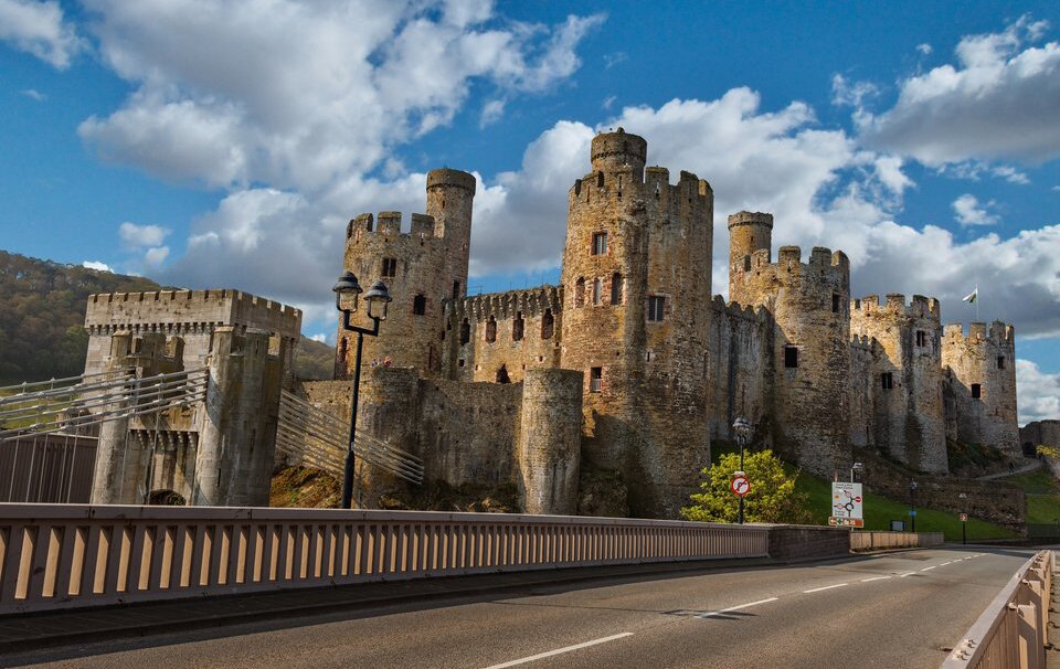 Zdjęcie przedstawia zamek Cowny, wiele okrągłych niewysokich wierz ustawionych jest dookoła prostokątnego zamku.