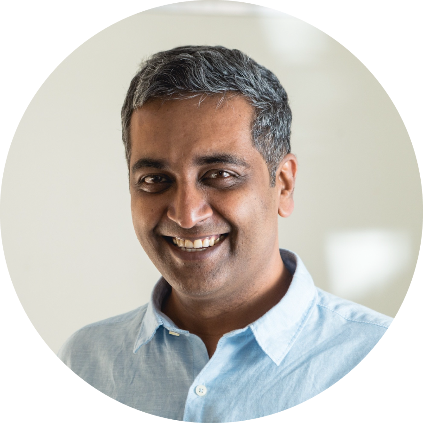 Ilustracja przedstawia mężczyznę o siwych włosach.