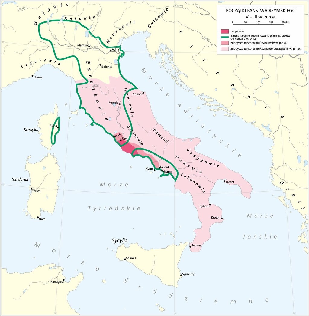 Mapa prezentująca początki państwa rzymskiego między V a III wiekiem przed naszą erą. Ukazane są na niej ziemie Latynów w regionie ujścia Tybru i Gór Albańskich. Są także zaznaczone granice Etrurii i ziemie zdominowane przez Etrusków do końca V wieku przed naszą erą, czyli północna Italia (Etruria) pomiędzy rzekami Arno i Tyber w Apeninach Północnych (obecny teren Toskanii, Lombardii, Wenecji Euganejskiej, Emilii Romanii), a także na środkowo-zachodnim wybrzeżu Półwyspu Apenińskiego, gdzie zamieszkiwali Latynowie i Kampanowie (dzisiejsza Lacja i Kampania). Wskazane są także ziemie zdobyte przez Rzym w IV wieku przed naszą erą na środkowym wybrzeżu Półwyspu Apenińskiego od Rzymu na południe. Jak również zdobycze terytorialne Rzymu do początku III wieku przed naszą erą, czyli: ziemie Umbrów, Sabinów, Samnitów, Japygów, Osaków, Lukanów (środkowa i południowa część Półwyspu Apenińskiego). Ziemią zdominowaną przez Etrusków była także wschodnia część Korsyki.