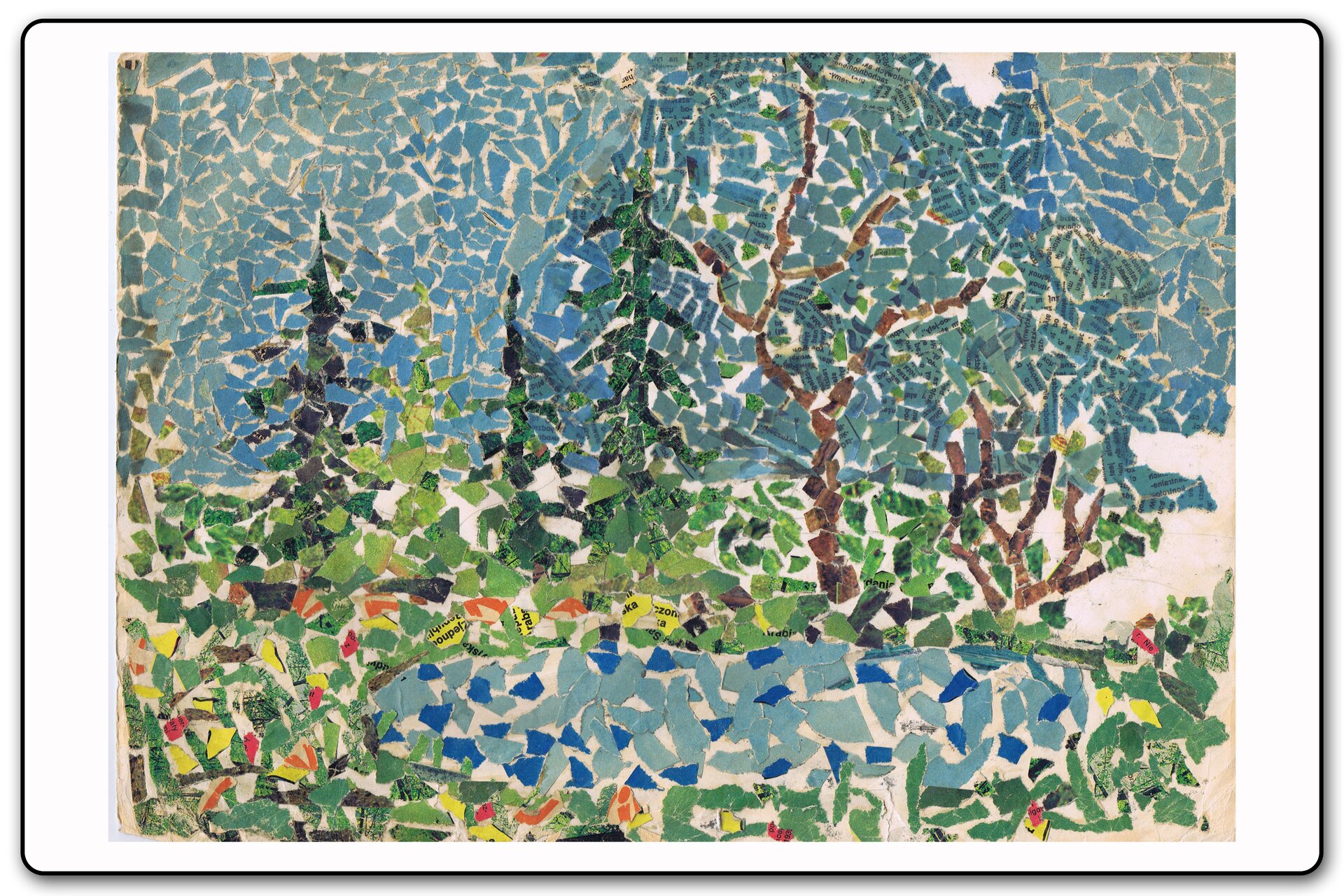 Ilustracja 1 galerii prac plastycznych uczniów. Ilustracja przedstawia las iglasto liściasty oraz jeziorko wykonane z wycinków kolorowych gazet. Dwa drzewa znajdujące się za jeziorkiem nie mają liści. 