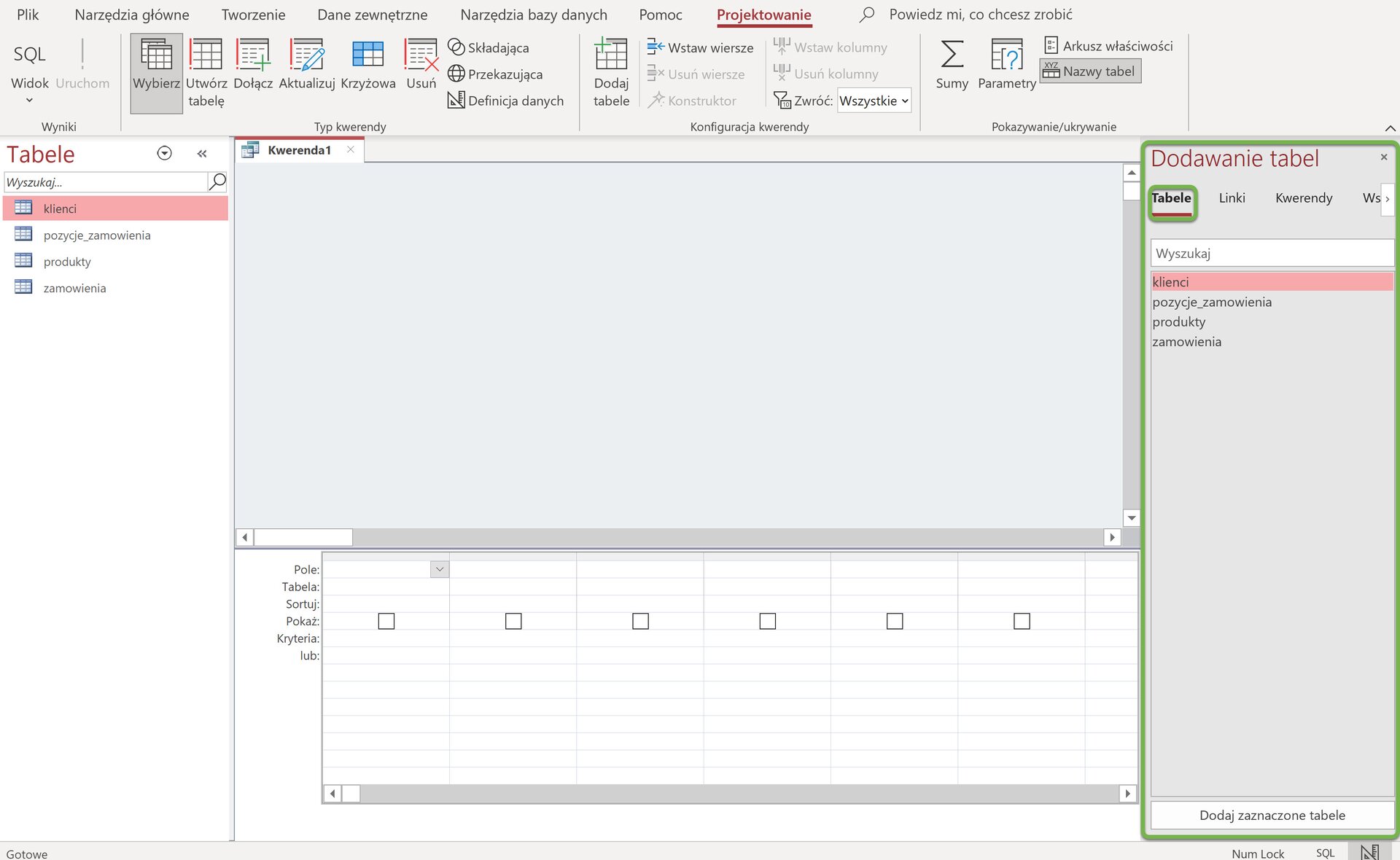 Ilustracja przedstawia zdjęcie ekranu z programu microsoft access. Pokazano menu wstążki na górze z następującymi opcjami Plik, Narzędzia główne, Tworzenie, Dane zewnętrzne, Narzędzia bazy danych oraz Pomoc. Wybrano zakładkę Projektowanie. Z menu dodatkowego umieszczonego po prawej stronie oznaczonego zielonym prostokątem wybrano z listy zakładek Tabelę, lista zakładek to Tabele, Linki, Kwerendy oraz inne schowane w przewijanej liście. Widoczne jest pole wyszukaj oraz nastepnie nazwy tabel, są to klienci, pozycje_zamowienia, produkty oraz zamowienia.