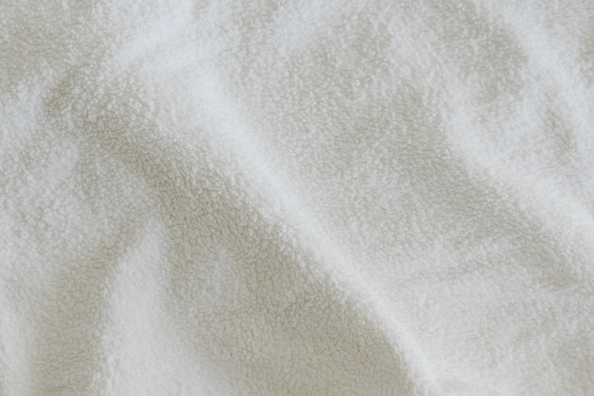 Na zdjęciu widoczny jest fragment białego, miękkiego materiału.