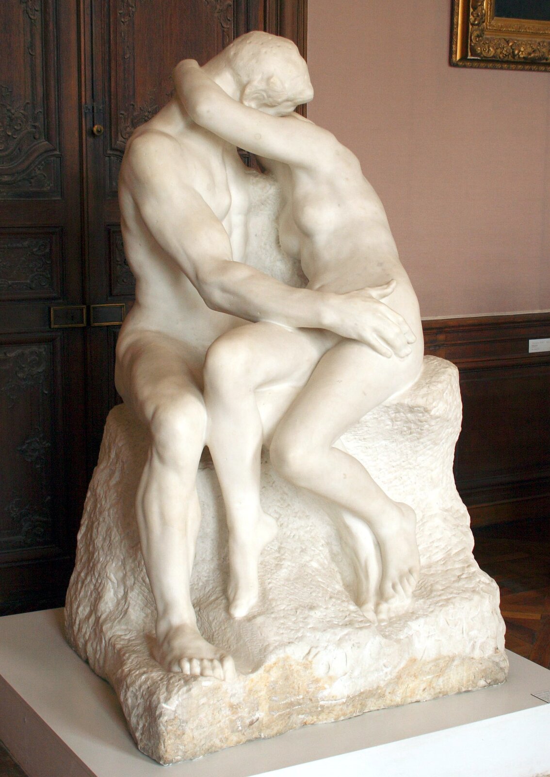 Ilustracja przedstawia marmurową rzeźbę wykonaną przez Auguste Rodin pt. „Pocałunek”. Rzeźba przedstawia parę kochanków, którzy się przytulają i całują. Postaci są nagie. Rzeźba została wykonana na wniosek francuskiego rządu, na paryską wystawę EXPO w 1889 roku. Jest eksponowana w Muzeum Rodina w Paryżu.