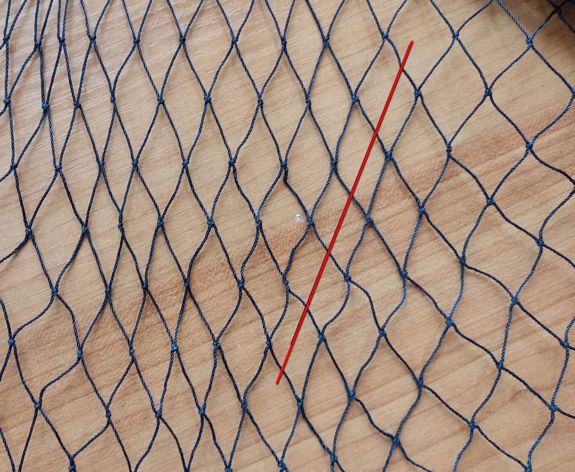 Zdjęcie przedstawia cięcie skośne. Jest to cięcie przeciwległych boków oczek.