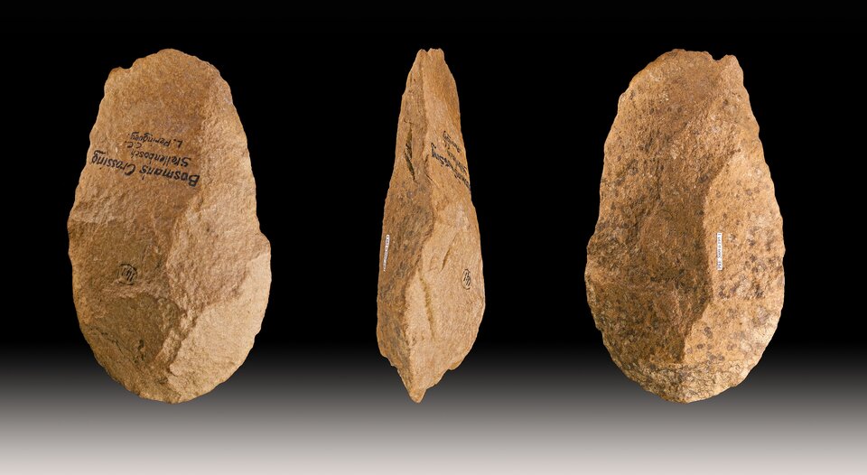 Zdjęcie prezentuje trzy jasnobrązowe kamienie. Na kamieniach są napisy. Kamienie mają ostre krawędzie. 