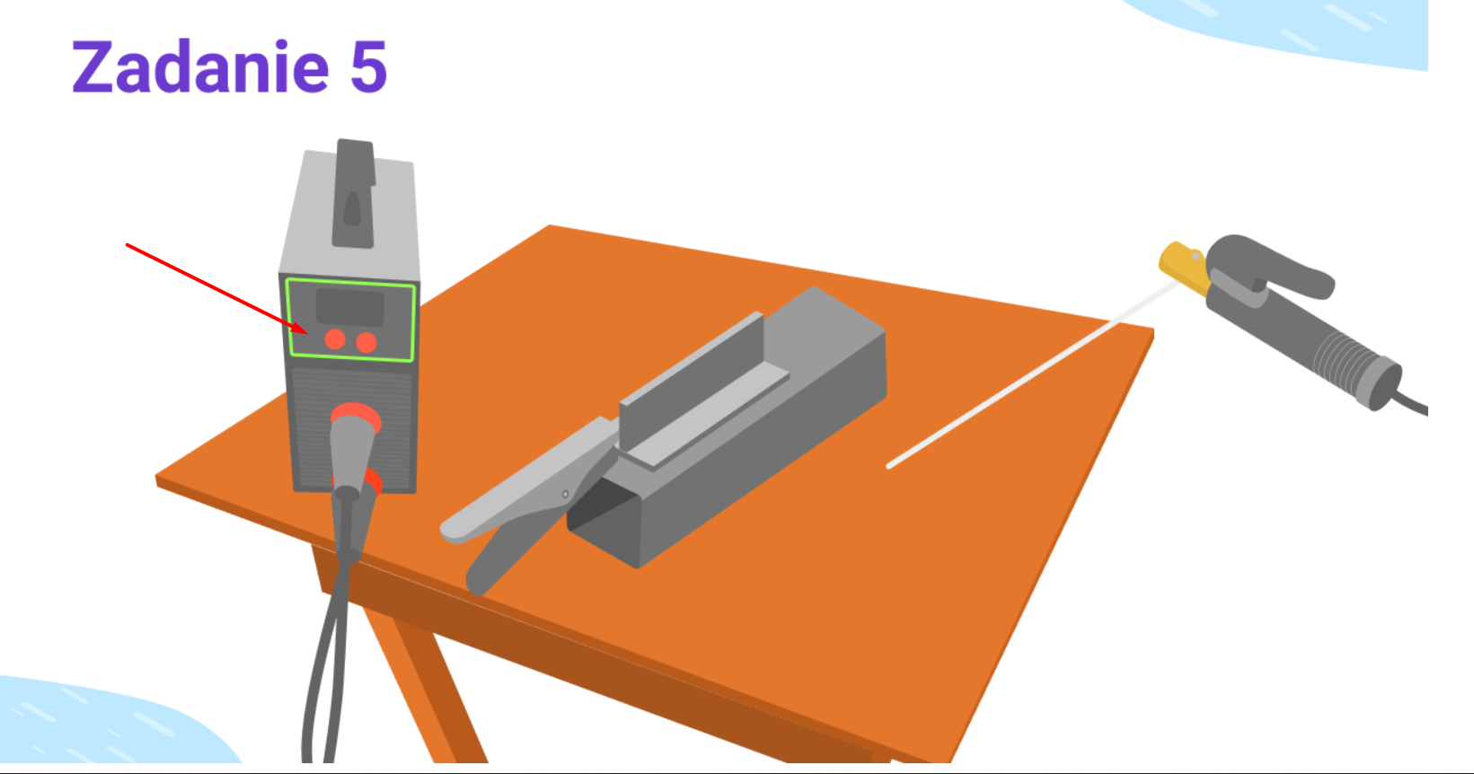 Grafika przedstawia ekran zadania piątego gry edukacyjnej. Widoczny jest sprzęt do spawania. Czerwona strzałka wskazuje czerwony przycisk, który należy kliknąć, aby ustawić wartość natężenia na amperomierzu. Urządzenie stoi na stole, obok widoczna jest blacha gotowa do spawania, a obok rękojeść spawalnicza.