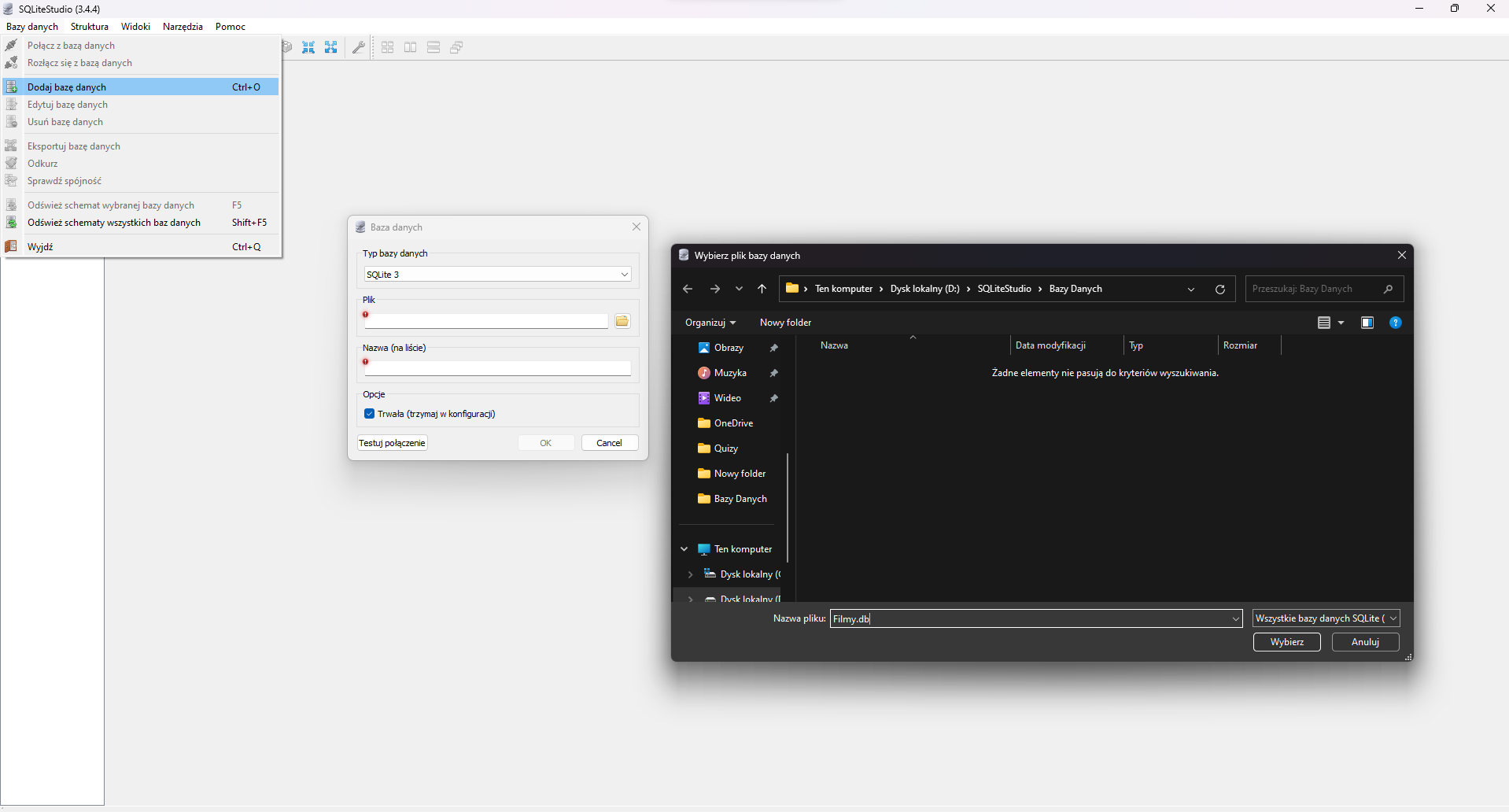 Na zdjęciu przedstawiono zrzut ekranu przedstawiający tworzenie nowej bazy danych w programie SQL lite Studio.W górnej części okna aplikacji znajdują się zakładki: bazy danych, struktura, widoki, narzędzia, pomoc. Zakładka bazy danych jest rozwinięta. W zakładce znajdują się następujące opcje: połącz z bazą danych, rozłącz się z bazą danych, dodaj bazę danych, edytuj bazę danych, usuń bazę danych, eksportuj bazę danych, odkurz, sprawdź spójność, odśwież schemat wybranej bazy danych, odśwież schematy wszystkich baz danych, wyjdź. Opcja dodaj bazę danych jest zaznaczona. W centralnej części okna aplikacji widać okno dialogowe o tytlu baza danych. W oknie znajdują się następujące pola Typ bazy danych, plik nazwa na liście. W polu typ bazy danych widoczny jest napis: SQL lite 3. Pozostałe pola są puste. Na dole znajduje się pole wyboru: opcje. W polu zaznaczona jest opcja: trwała trzymaj w konfiguracji. Na dole widoczne są przyciski: testuj połączenie, ok, cancel.W centralnej części ekranu znajduje się pole dialogowe wybierz plk bazy danych. W polu na dole znajduje się nazwa pliku: filmy.db. W prawym dolnym rogu widoczne są przyciski: wybierz, anuluj.