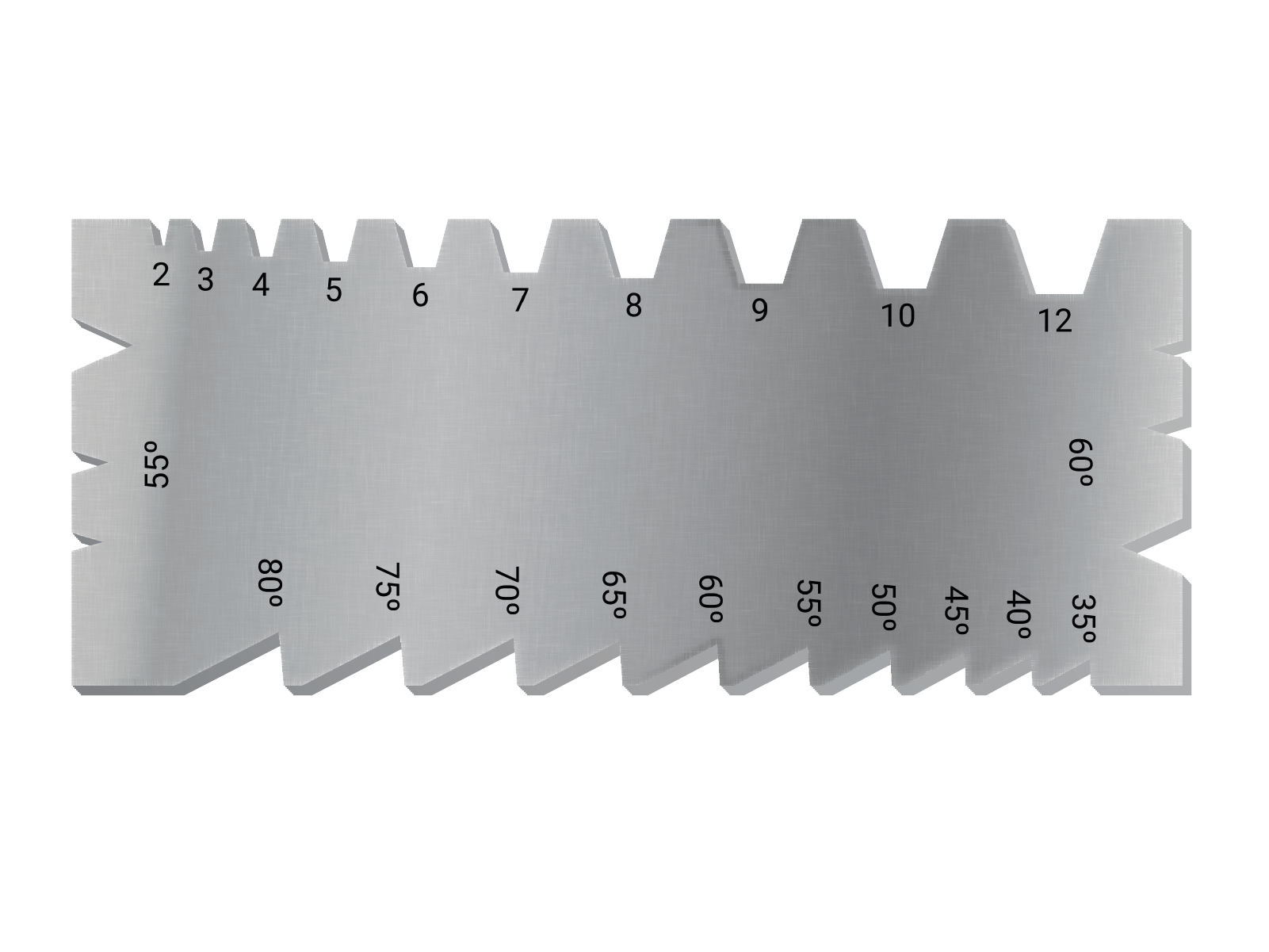 Opis obrazka:
Ilustracja przedstawia sprawdzian. Przyrząd ma kształt prostokątnej blaszki, gdzie wzdłuż każdej krawędzi wycięto różne kształty będące nacięciami. Na jednej z krawędzi nacięcia mają kształt trójkątów prostokątnych, przy czym dłuższa przyprostokątna pokrywa się z krawędzią blaszki. Pomiar możliwy jest dla wartości od 35 do 80 stopni co 5 jednostek. Na dwóch krótszych krawędziach nacięcia mają kształt trójkątów równoramiennych, których podstawa pokrywa się z krawędzią blaszki. Pozwalają one na pomiar kąta o wielkości pięćdziesięciu pięciu i sześćdziesięciu stopni. Możliwy jest także pomiar grubości. Na drugiej dłuższej krawędzi znajdują się nacięcia mające kształt trapezów równoramiennych, przy czym dłuższa podstawa pokrywa się z krawędzią blaszki. Umożliwia to wykonanie pomiaru grubości od 2 milimetrów do 12 milimetrów, co 2 milimetry.