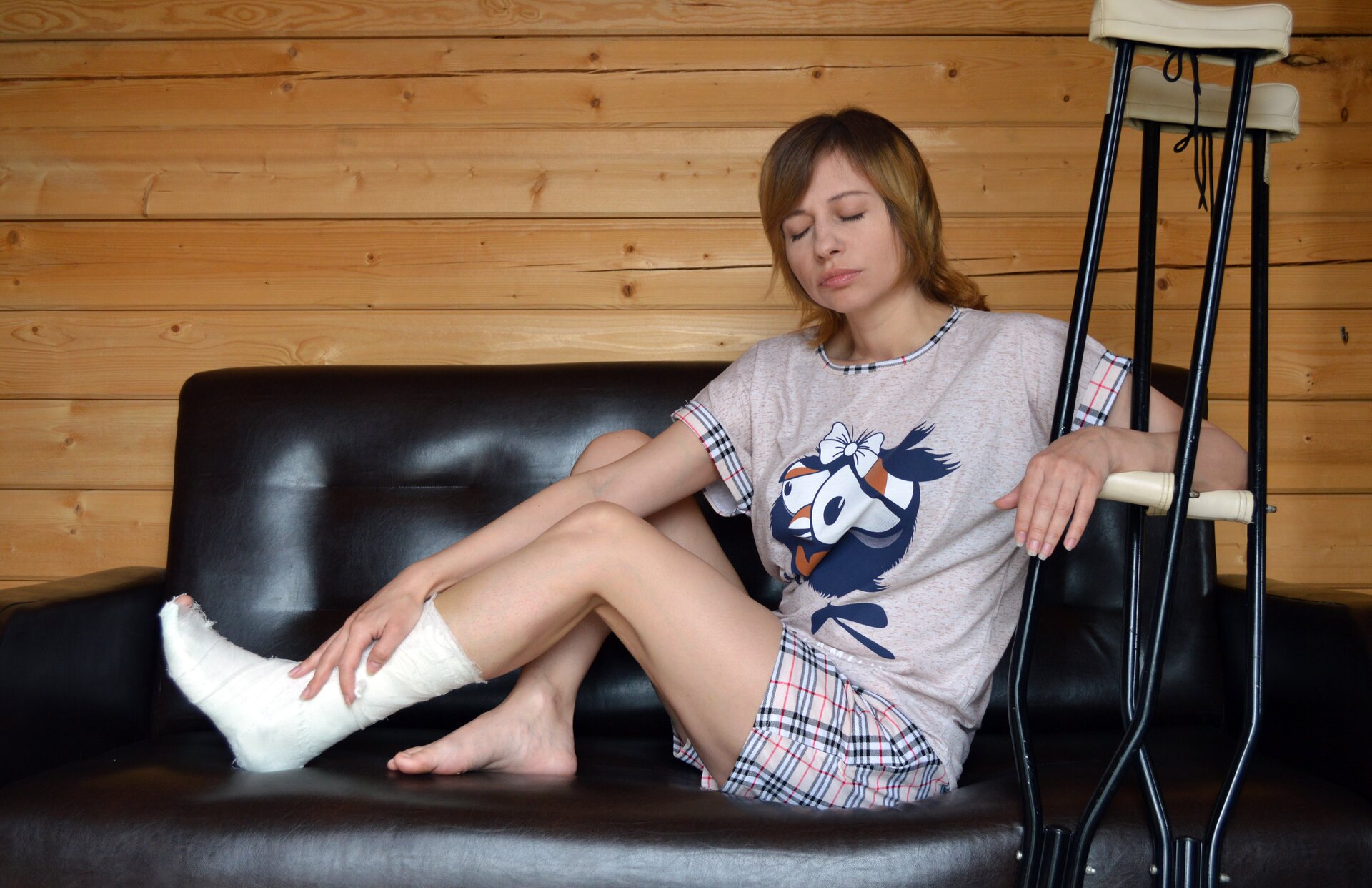 Ilustracja przedstawia kobietę ze złamaną nogą.