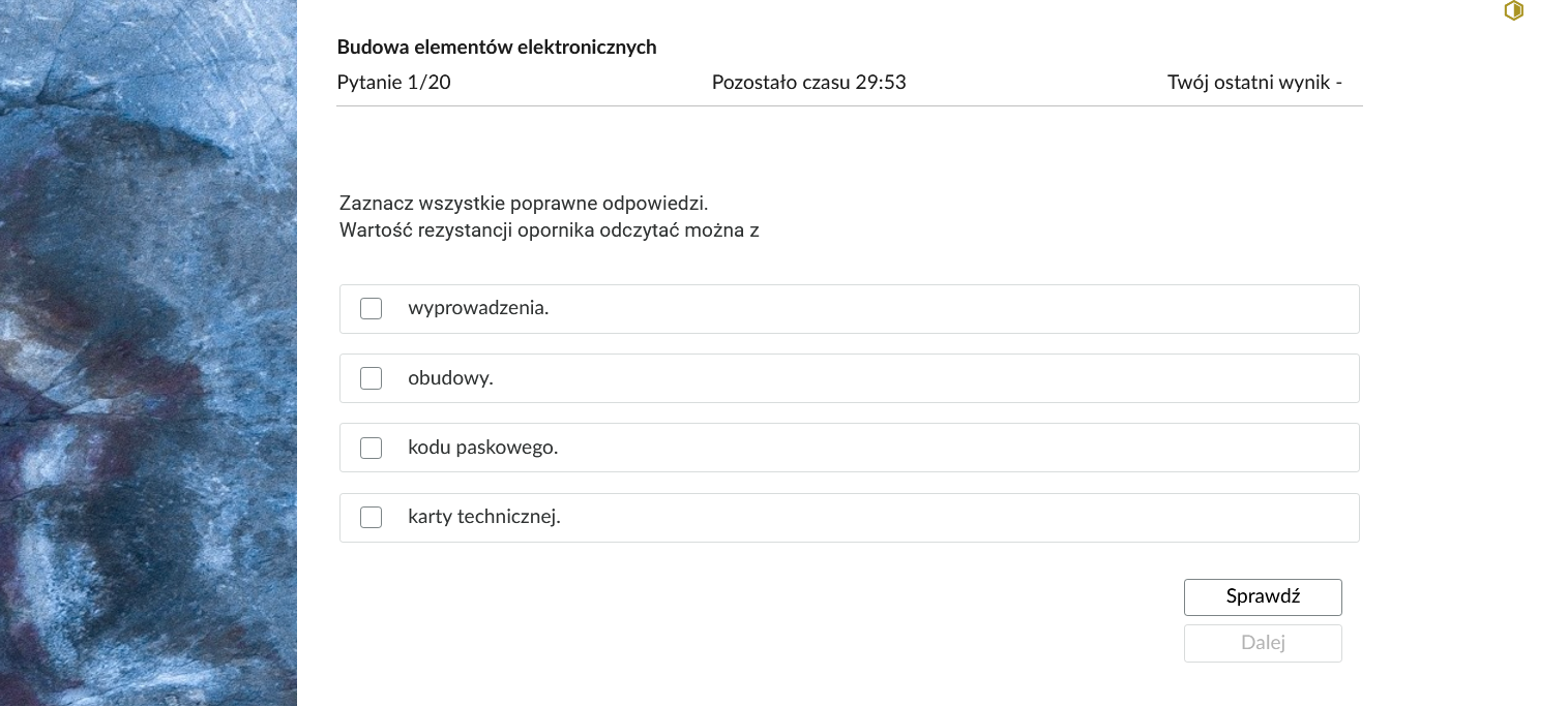 Grafika przedstawia przykładowe zadanie testowe. Ponad poleceniem widać numer pytania, czas, który pozostał na wypełnianie testu, oraz ostatni uzyskany wynik. Pod poleceniem znajdują się możliwe odpowiedzi. W prawym dolnym rogu panelu z zadaniem znajdują się dwa przyciski: Sprawdź oraz Dalej.