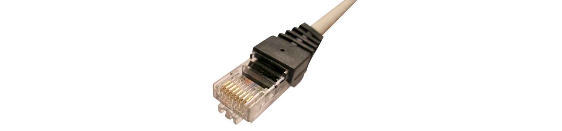 Zdjęcie przedstawia skrętkę z wtyczką RJ45 stosowany w sieciach Ethernet.