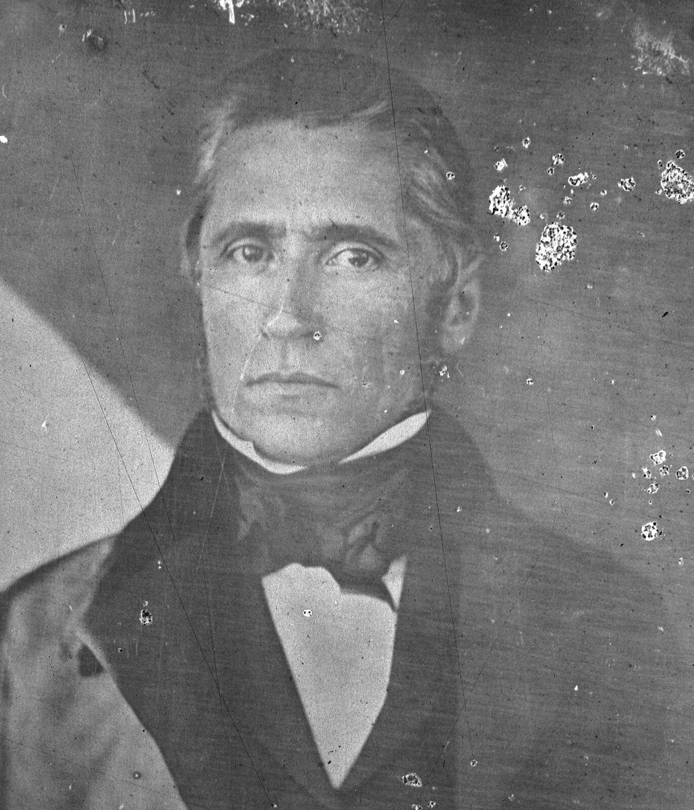 Paweł Edmund Strzelecki (Polak). Czarno‑biała fotografia, która posiada kilka plam zniszczeń. Przedstawia mężczyznę elegancko ubranego. Patrzy przed siebie. Nie uśmiecha się. Bokobrody, włosy proste, krótkie i zaczesane do tyłu. Głęboko osadzone oczy i wyraźne brwi.