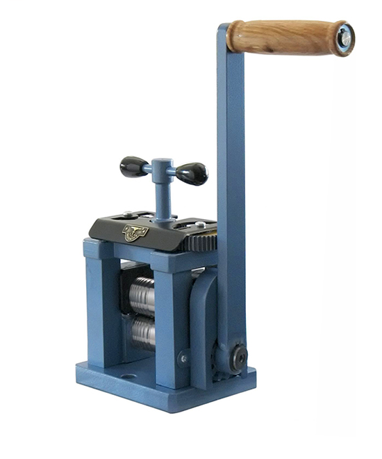 Zdjęcie ukazuje walcarkę. Urządzenie składa się z mechanizmu z wałkami umieszczonego w prostokątnej konstrukcji. Z boku znajduje się ramię zakończone uchwytem.