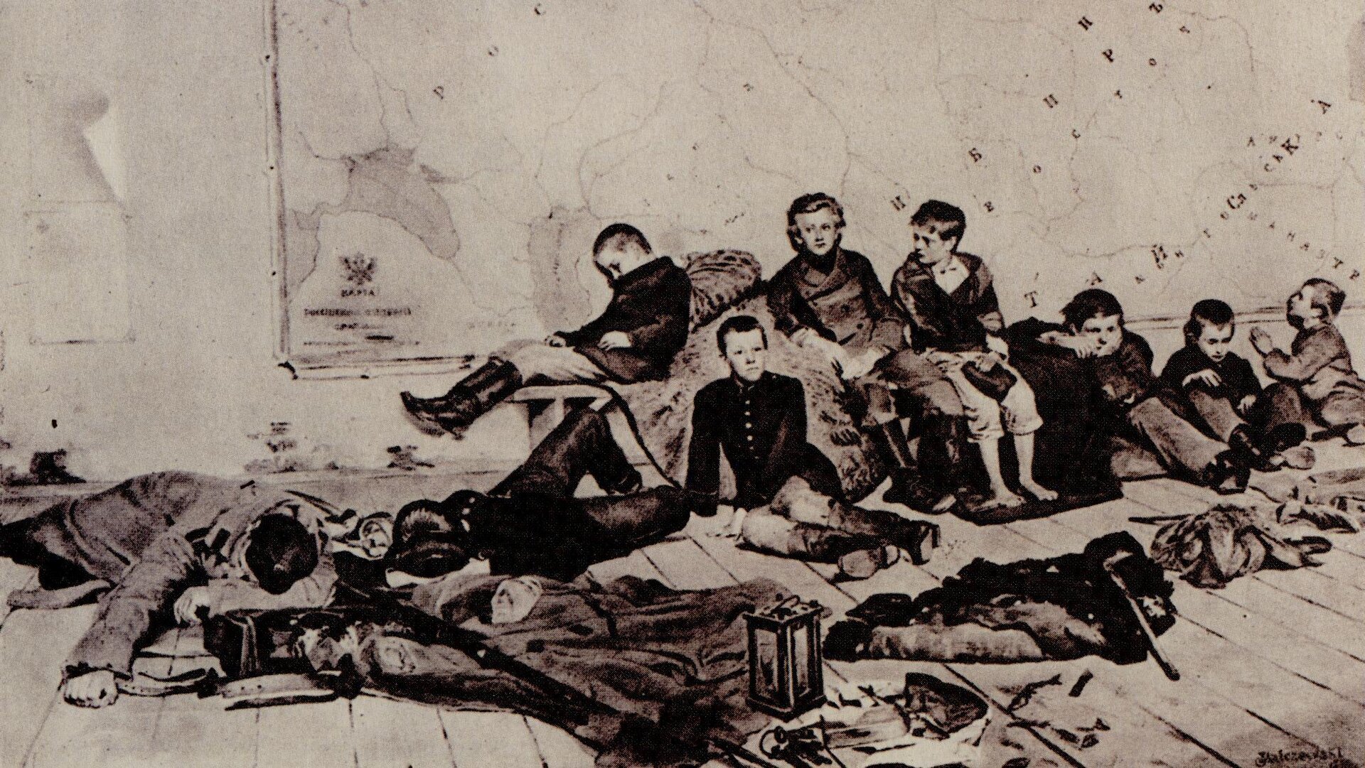 Ilustracja przedstawia wnętrze pomieszczenia. Jest to sala lekcyjna, świadczy o tym wisząca na ścianie mapa Imperium Rosyjskiego. Pod mapą na drewnianej podłodze stoi drewniana ławka, na której siedzi trzech chłopców ubranych w szkolne mundurki. Na nogach mają wysokie, sięgające kolan kozaki. Jeden z chłopców siedzący bokiem do nas, opiera głowę o ścianę i śpi. Plecy opiera o ułożone na ławce bagaże. Za bagażami siedzi starszy chłopiec, który kołysze nogami. Inny chłopiec zdjął buty. Pozostałe dzieci siedzą na podłodze. O ławkę opiera się chłopiec o okrągłej twarzy wyrażającej zmęczenie, ma wyprostowane nogi. Obok niego siedzi zamyślony chłopiec o zamyślonej twarzy. Kolejne, najmniejsze dziecko klęcząc, śledzi mapę. Przed ławką siedzi wyprostowany zamyślony starszy chłopiec. Po jego prawej stronie śpi żołnierz, obok niego na płaszczu leży porzucony karabin. Na pierwszym planie leżą ubrania, broń, naboje i lampa.