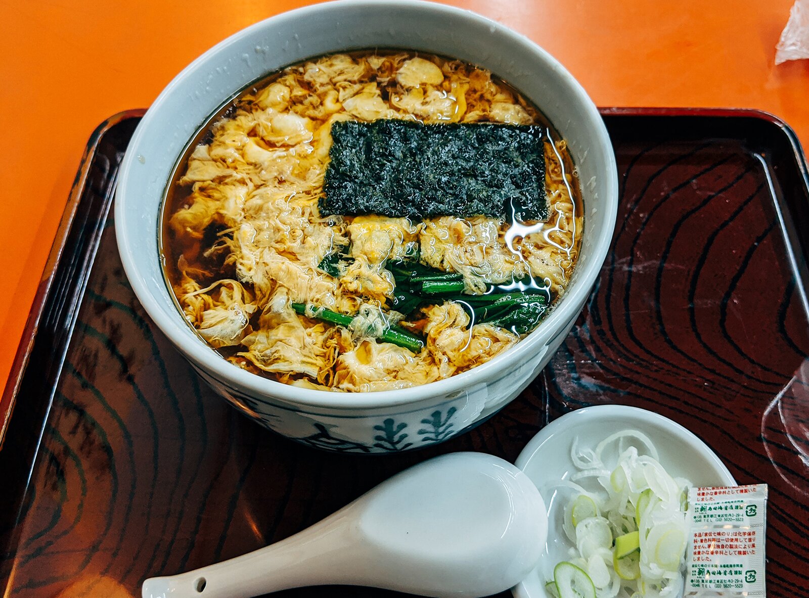 Zdjęcie przedstawia zupę w misce stojącą na tacy.  