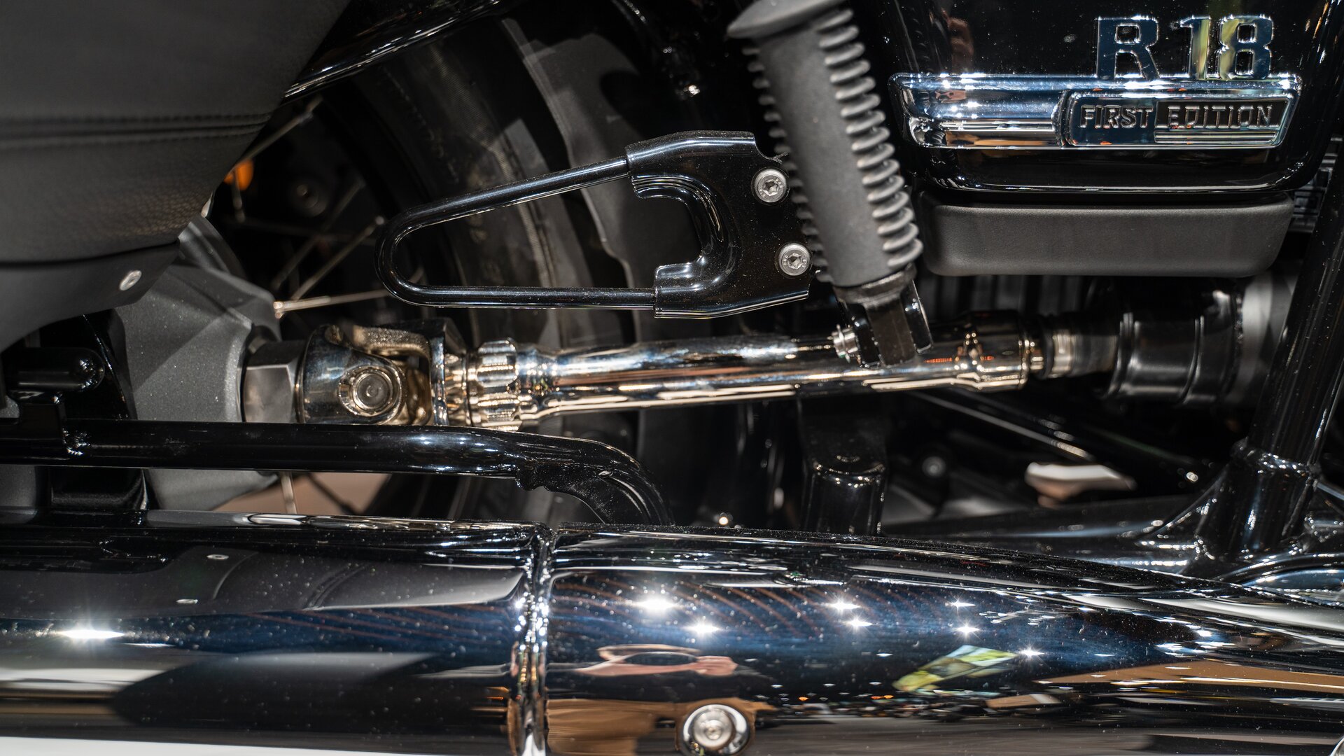 Na zdjęciu przedstawiony wał kardana w motocyklu.