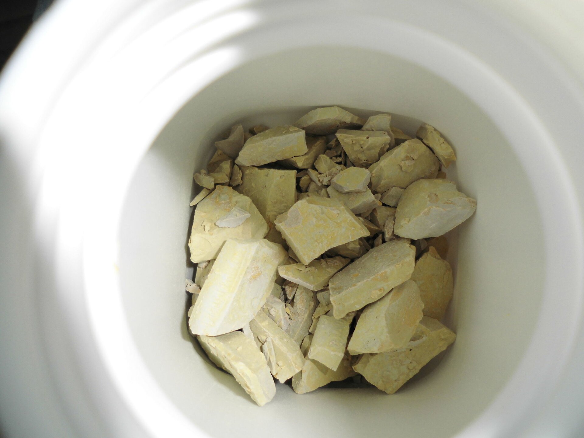 Zdjęcie przedstawia pewną ilość siarczku potasu.To kawałki szarożółtego ciała stałego.