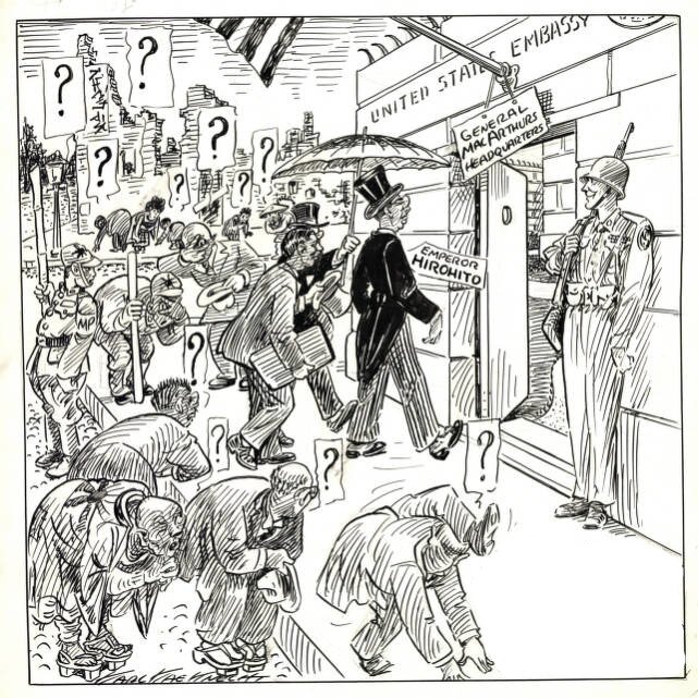 Rysunek przedstawia kilka osób wchodzących do budynku. Napis nad wejściem: United States Embassy. Poniżej wisi tabliczka z napisem: General MacArthurs Headquarters. Osoby wchodzące do budynku to mężczyzna we fraku i wysokim kapeluszu, opisany jako Emperor Hirohito. Za nim idzie mężczyzna trzymający parasol nad głową Hirohito oraz mężczyzna w garniturze trzymający teczkę. Przy wejściu do budynku stoi uzbrojony żołnierz. Przed budynkiem są liczni pochyleni ludzie. Nad nimi znajdują się znaki zapytania.