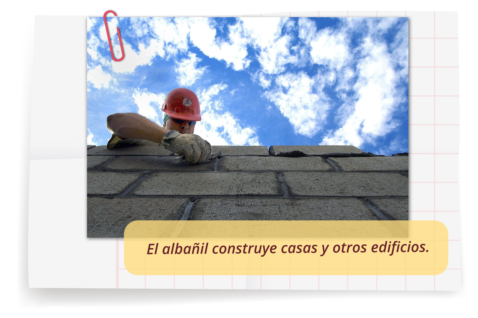 Zdjęcie przedstawia malarza w czerwonym kasku. Mężczyzna buduje ścianę. Podpis zdjęcia: El albañil construye casas y otros edificios.