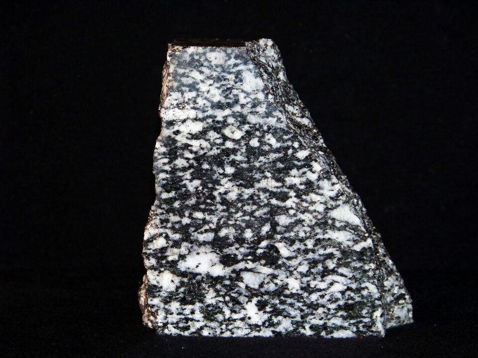 Zdjęcie przedstawia sjenit. Posiada gładką powierzchnię o czarno‑białej barwie.