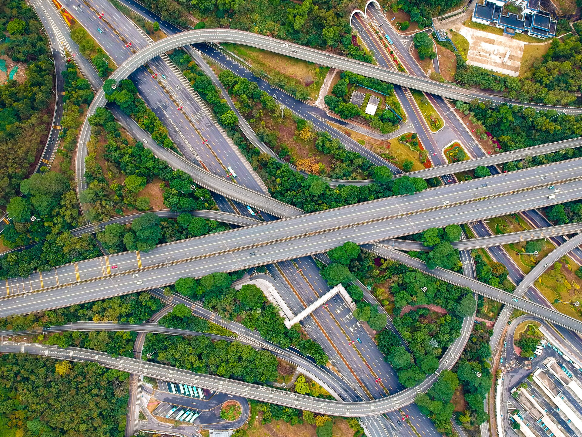 Ilustracja przedstawia skrzyżowania wielu dróg widzianych z lotu ptaka.