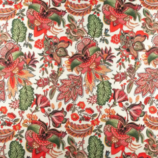 Zdjęcie przedstawia biały materiał w duże, liczne, kolorowe kwiaty.