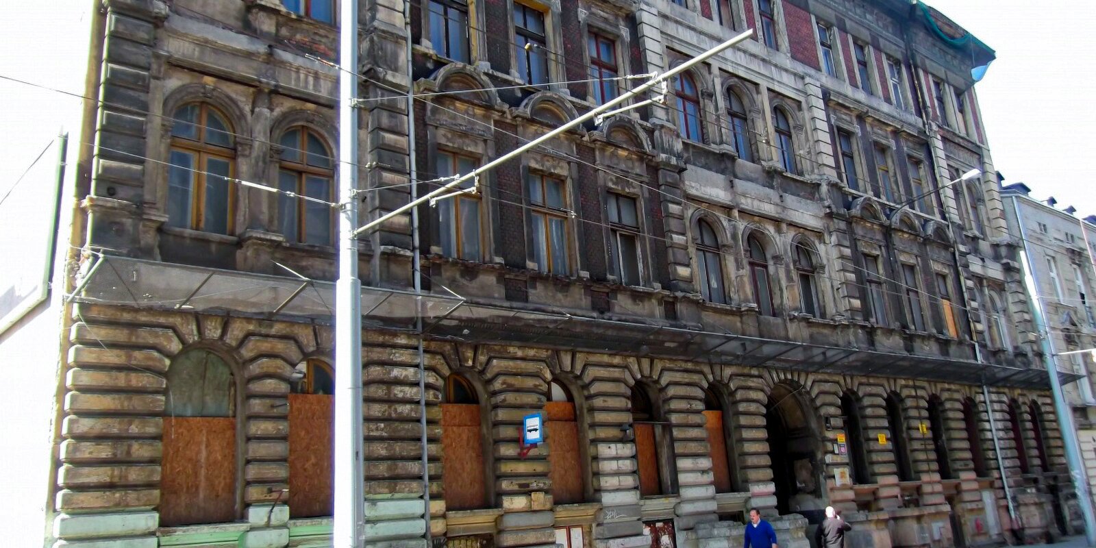 Kamienica w Łodzi; przykład nawarstwień brudu