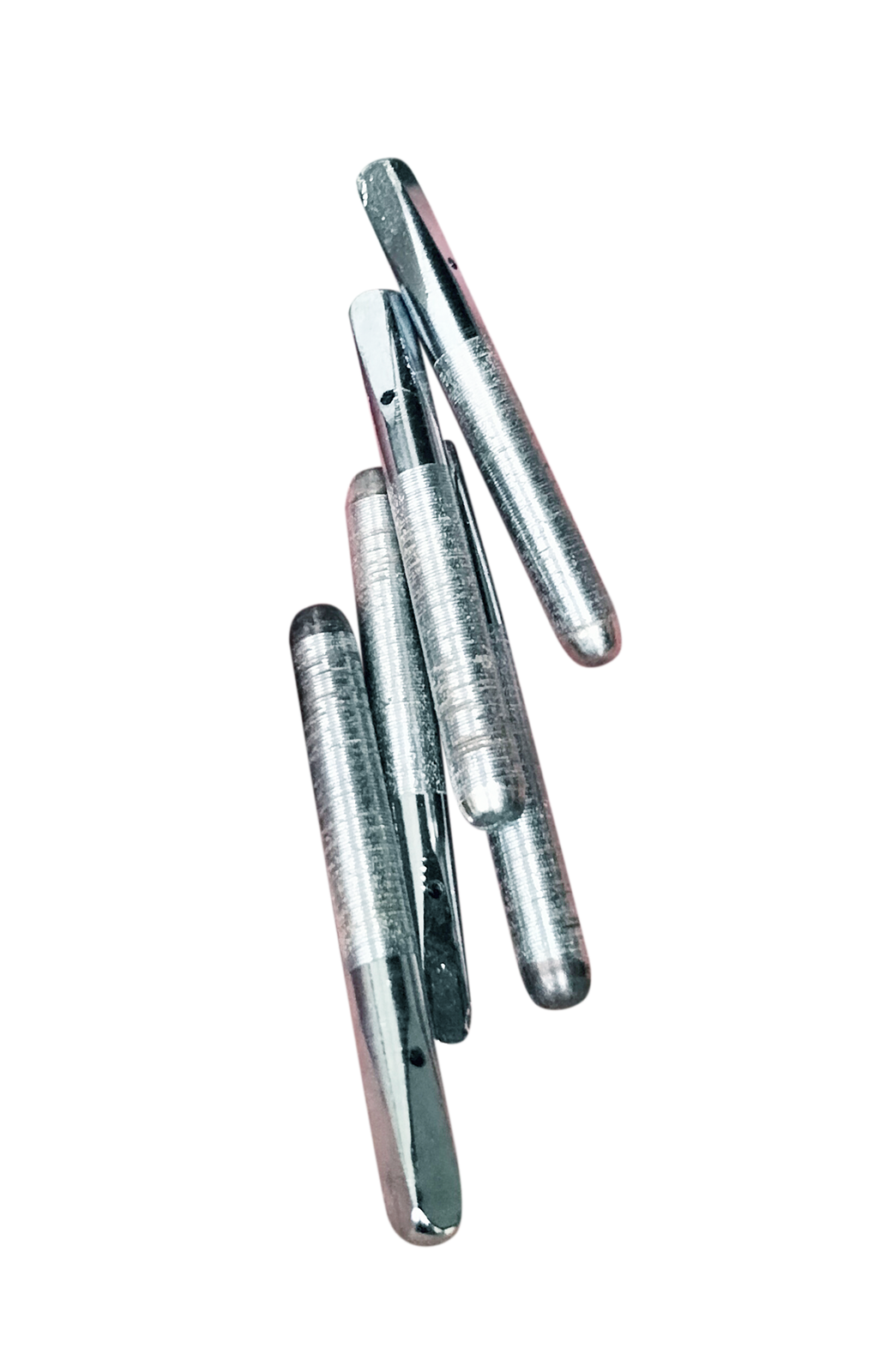 Zdjęcie przedstawia kołki stroikowe wykonane ze stali niklowanej. Widoczne jest pięć cylindrycznych kołów z jednej strony zakończonych półokrągło, z drugiej lekko spłaszczonych na ściance w górnej części. Pośrodku kołków widoczne są dookolne rowki.