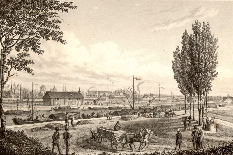 Rycina przedstawia rozległy plac przy nabrzeżu rzeki. Po placu jedzie drewniany wóz ciągnięty przez dwa konie. Wokół znajdują się nieliczni ludzie. Na rzece zacumowane są średniej wielkości łodzie. 