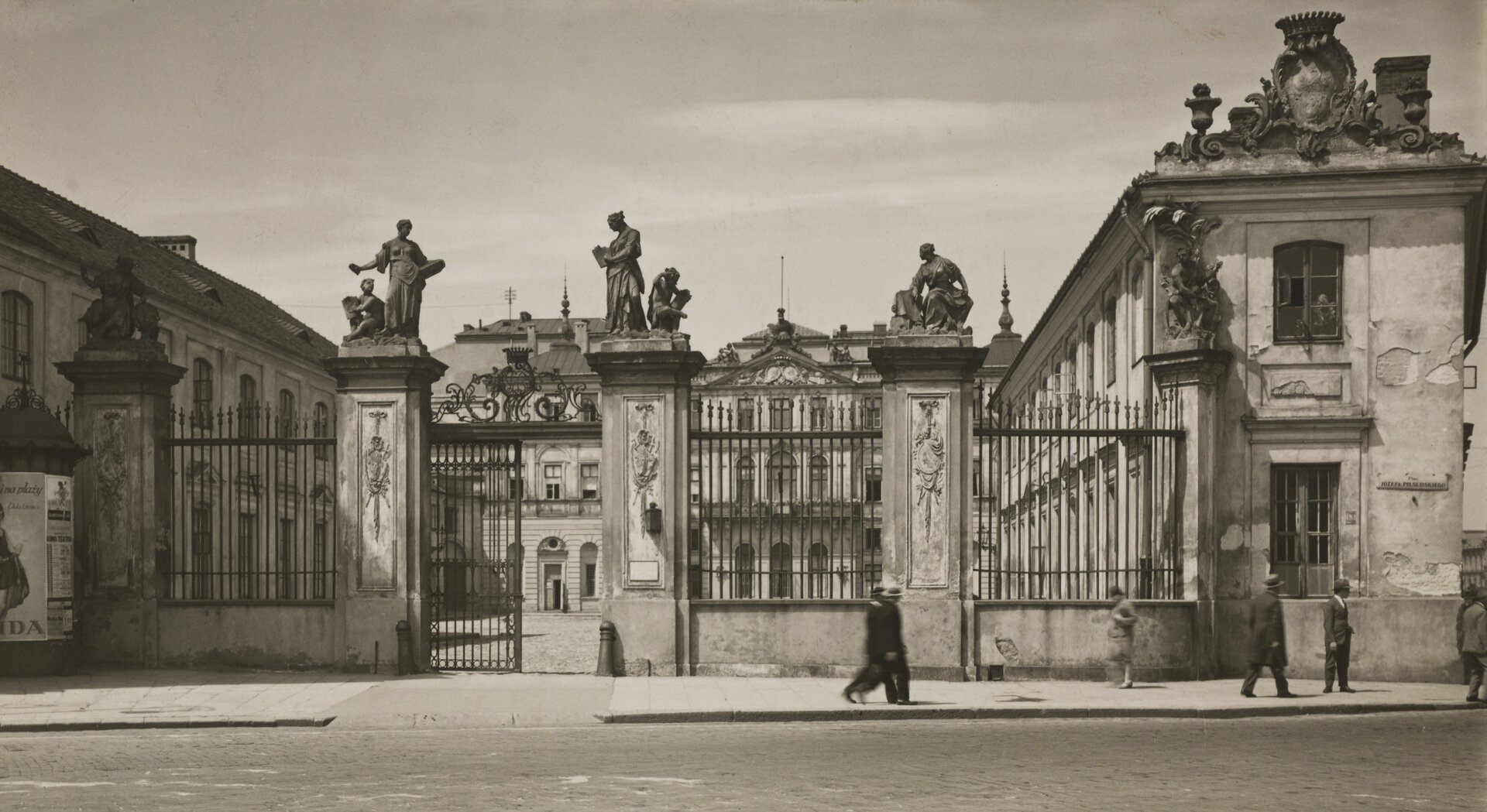 Fotografia czarno-biała przedstawiająca Pałac Brühla - Warszawa, Ministerstwo Spraw Zagranicznych.
