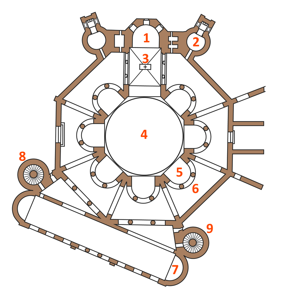 Ilustracja przedstawia plan Bazyliki San Vitale. Na środku ilustracji znajduje się nawa centralna oznaczona numerem 4. Dookoła niej znajduje się nisza oznaczona numerem 5. Dookoła niszy znajduje się obejście oznaczone numerem 6. W górnej części znajduje się prezbiterium oznaczone numerem 3, nad którym znajduje się apsyda oznaczona numerem 1. Obok apsydy po prawej stronie znajduje się kaplica oznaczona numerem 2. W dolnej części planu znajduje się narteks oznaczony numerem 7. Po jego obu stronach znajdują się dwie wierze prawa oznaczona numerem 9 oraz lewa oznaczona numerem 8.
