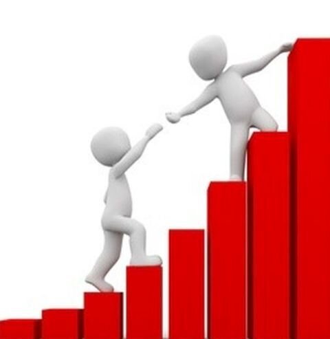 Ilustracja pokazuje dwa ludziki, które wspinają się po stopniach w górę. Jeden z nich wyciąga rękę, aby pomóc drugiemu. Ilustracja jest symbolicznym ukazaniem wpływu sztuki na rozwój człowieka - dzięki sztuce wspinamy się na wyższy poziom.