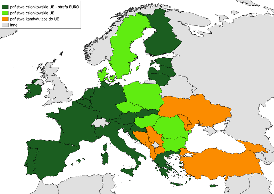 Ilustracja przedstawia mapę polityczną Europy z wyróżnionymi kolorami grupami państw według ich statusu wobec Unii Europejskiej na 2025 rok. Kolorem ciemnozielonym oznaczono państwa będące członkami UE i należące do strefy euro: Portugalia, Hiszpania, Francja, Niemcy, Włochy, Belgia, Holandia, Luksemburg, Austria, Finlandia, Estonia, Łotwa, Litwa, Słowacja, Słowenia, Grecja, Cypr, Irlandia i Malta. Kolorem jasnozielonym oznaczono pozostałe państwa Unii Europejskiej: Szwecję, Polskę, Czechy, Węgry, Chorwację, Bułgarię i Rumunię. Kolorem pomarańczowym wyróżniono państwa kandydujące do UE: Albanię, Serbię, Czarnogórę, Macedonię Północną, Bośnię i Hercegowinę oraz Turcję. Pozostałe państwa europejskie na mapie są białe i nie należą do wymienionych kategorii.