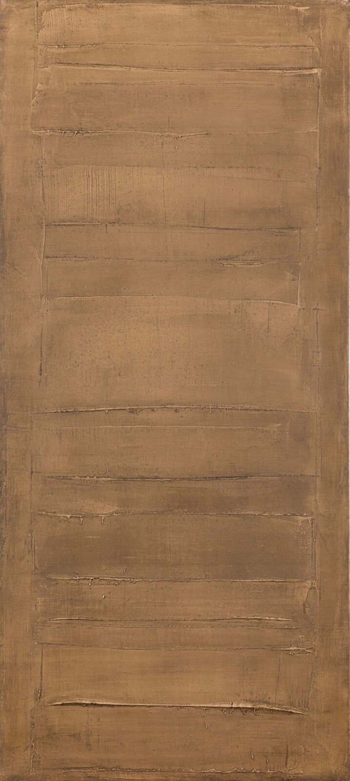 Roman Opałka, „Alfabet grecki”. Obraz przedstawia brązowo‑szarą powierzchnię o nieregularnej fakturze, na której wykonano poprzeczne pociągnięcia pędzlem, tworzące główny wzór. Obramowanie stanowi płaska powierzchnia koloru, natomiast w środku dzieła obecny jest długi prostokąt, stworzony z licznych horyzontalnych linii o rożnej grubości i krawędziach sprawiających wrażenie wypukłych, przez co odróżniają się od pozostałej części obrazu.